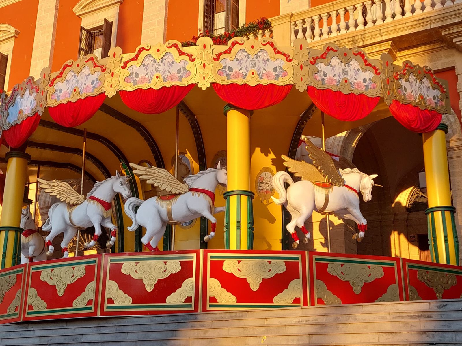 Tiovivo ornamental en el atrio del Ayuntamiento.