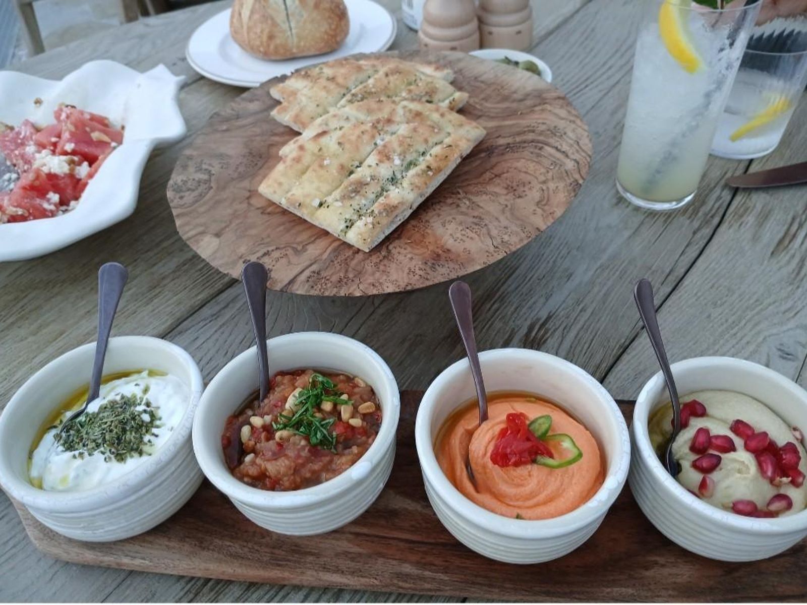 Los mezze de Eva Beach Club Estepona, con una limonada amalfitana y la sandía de sandía y feta