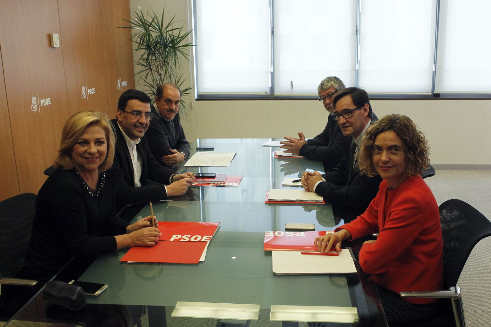 Elena Valenciano, Mario Jiménez y Francisco Fuentes, por el PSOE, frente a Antonio Balmón, Salvador Illa y Meritxel Batet, por el PSC, ayer en Ferraz.