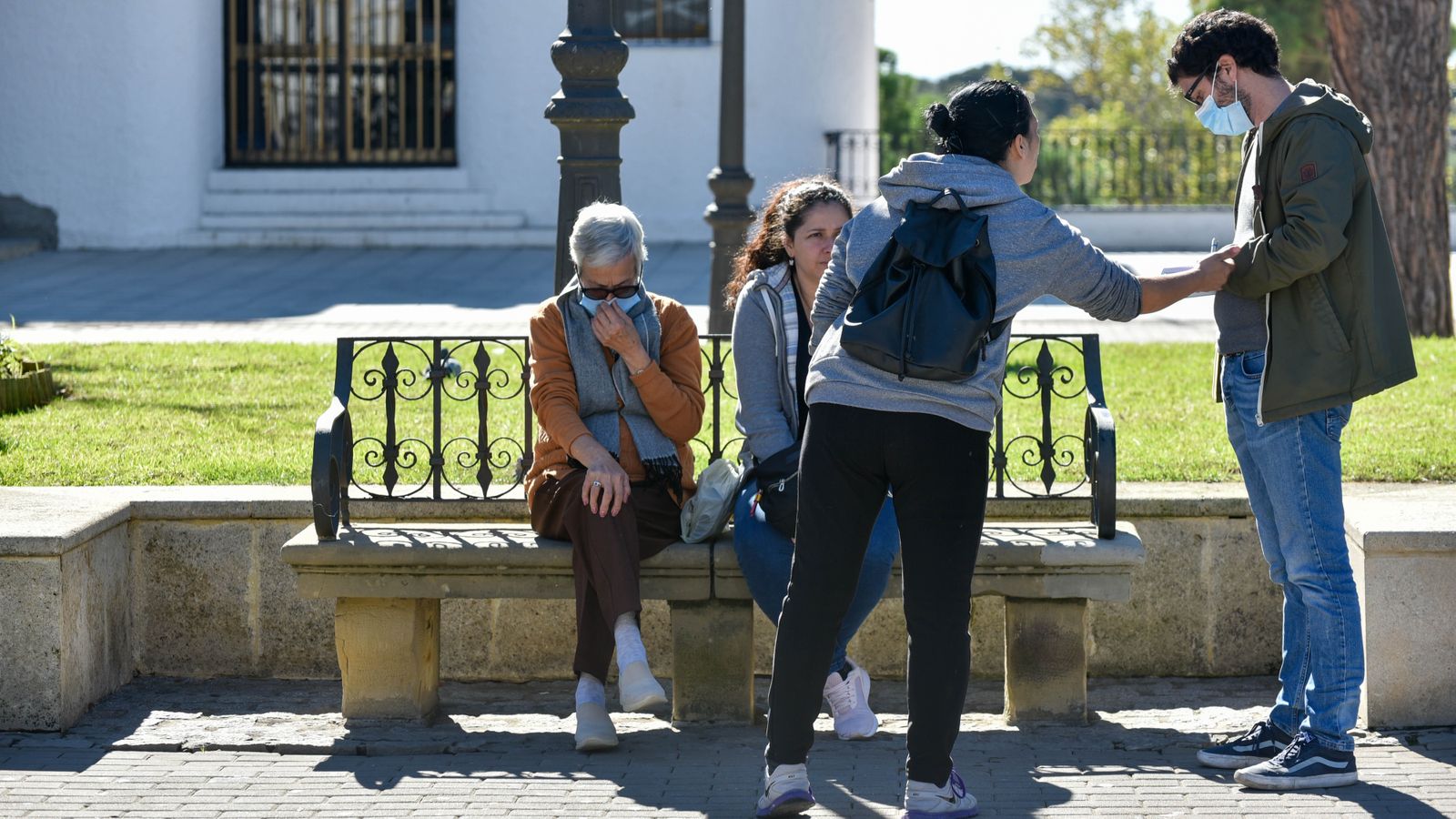 Luto por el asesinato machista de María Isabel en San Roque