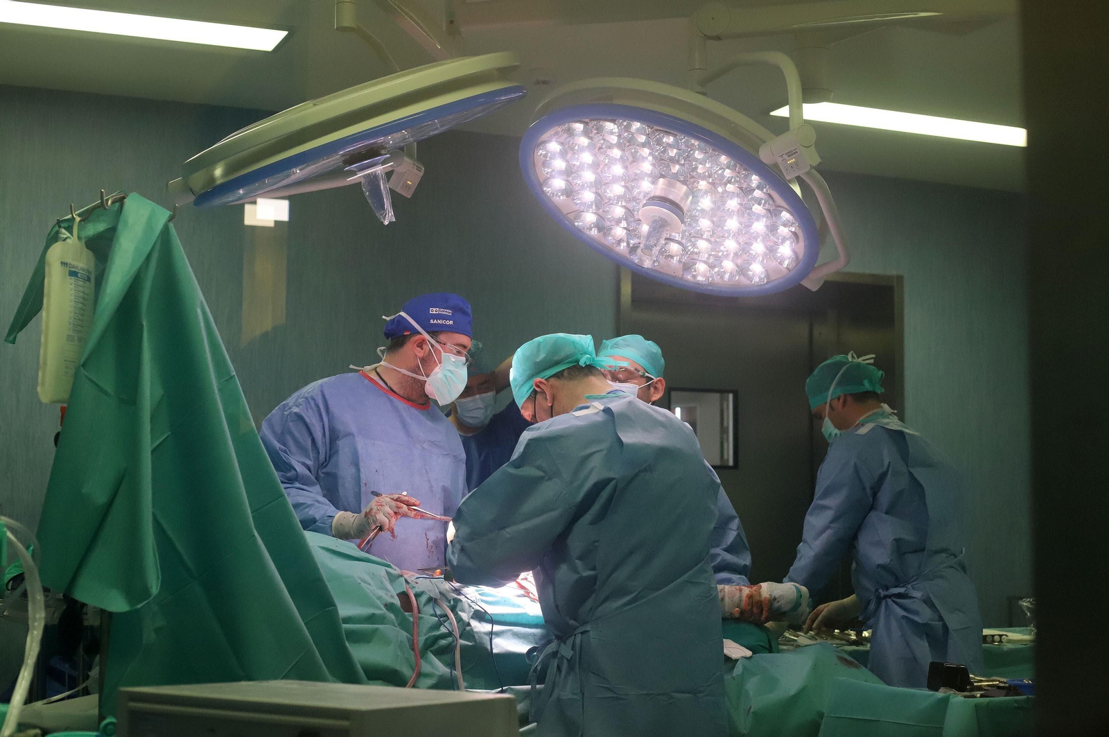 Operación quirúrgica en un centro hospitalario de Huelva.