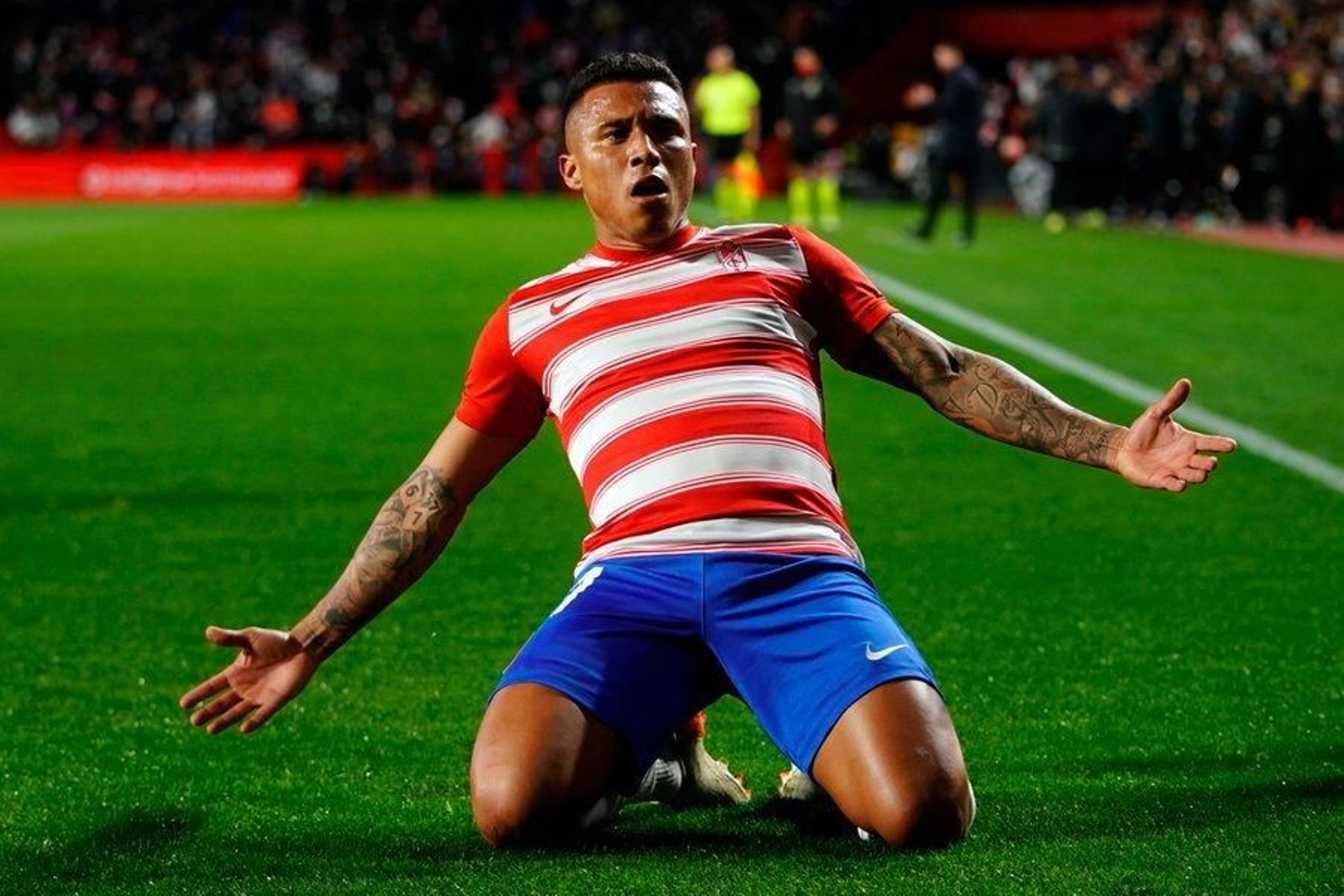 Darwin Machís con la camiseta del Granada CF.