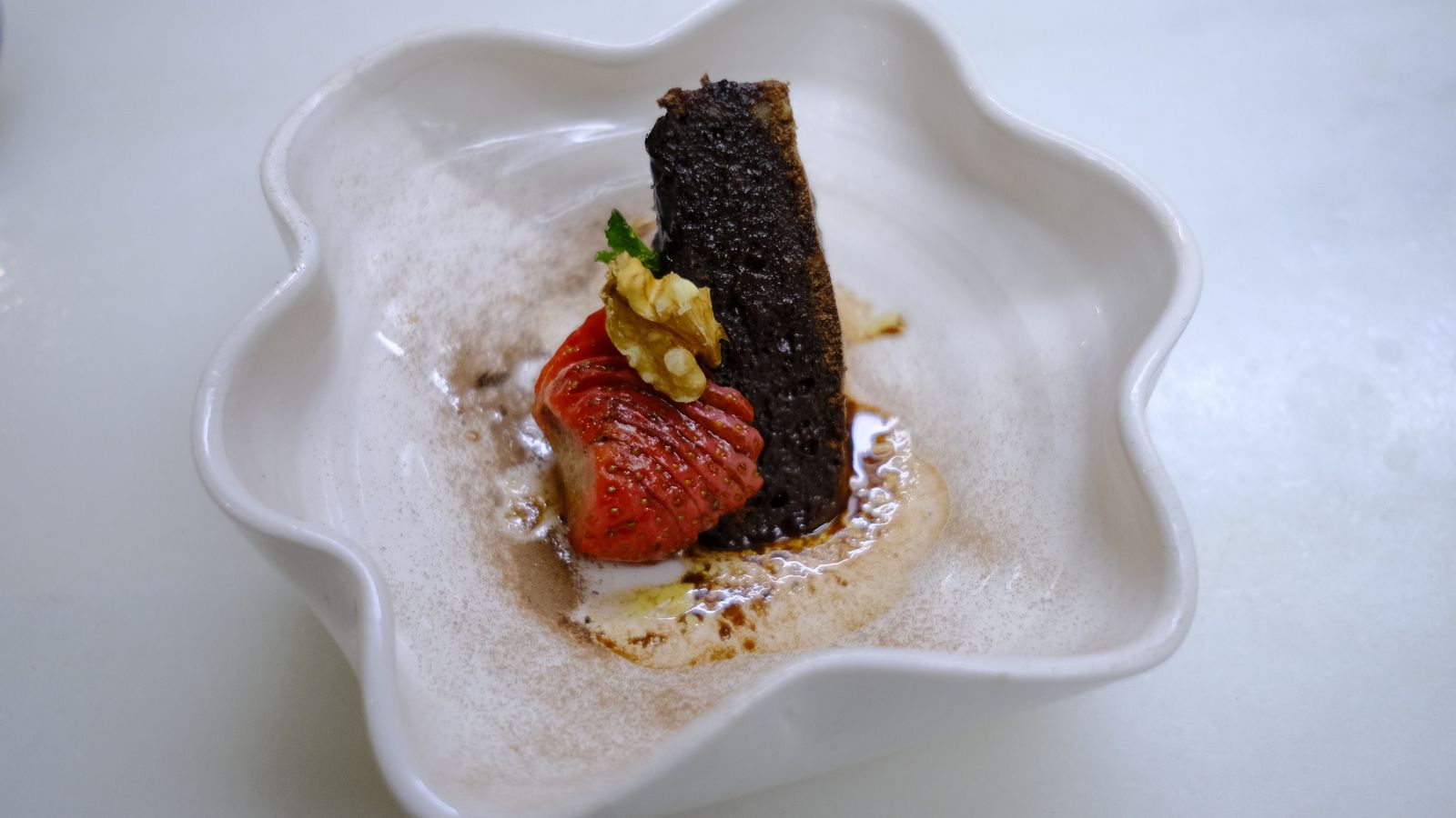 Propuesta de empatado del postre con fresas y brownie.