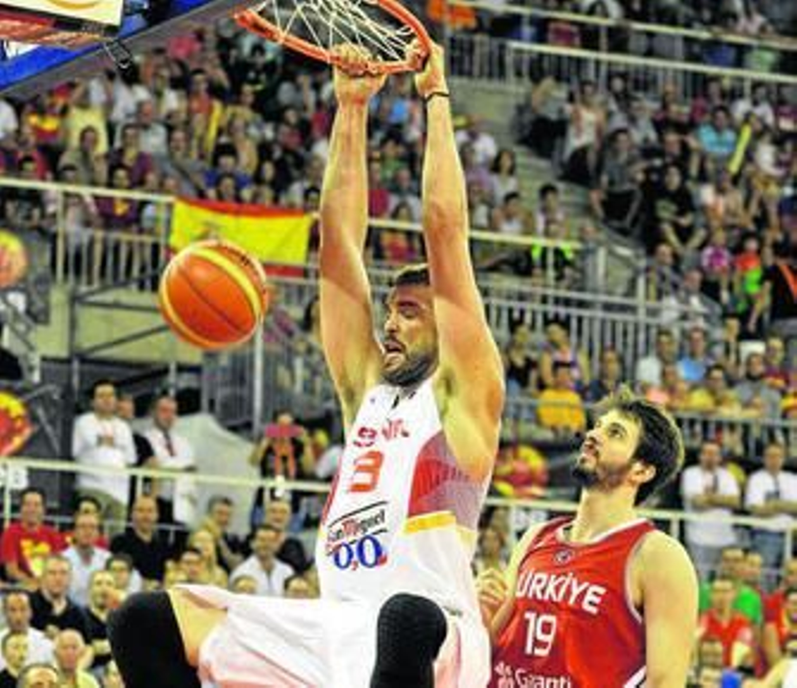 Marc Gasol ejecuta un mate en presencia del pívot turco Aldemir.