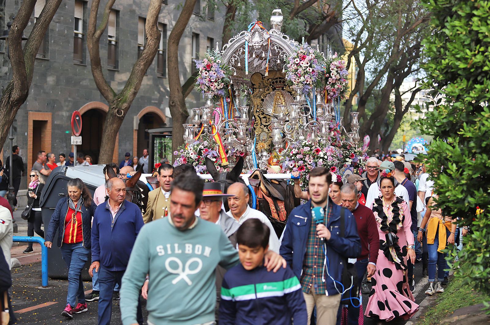 El Rocío 2023: Imágenes de la Hermandad de Emigrantes en su salida de Huelva