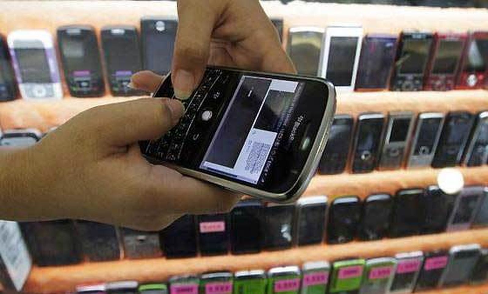 Los usuarios valoran los precios de la conexión y los dispositivos. / Reuters