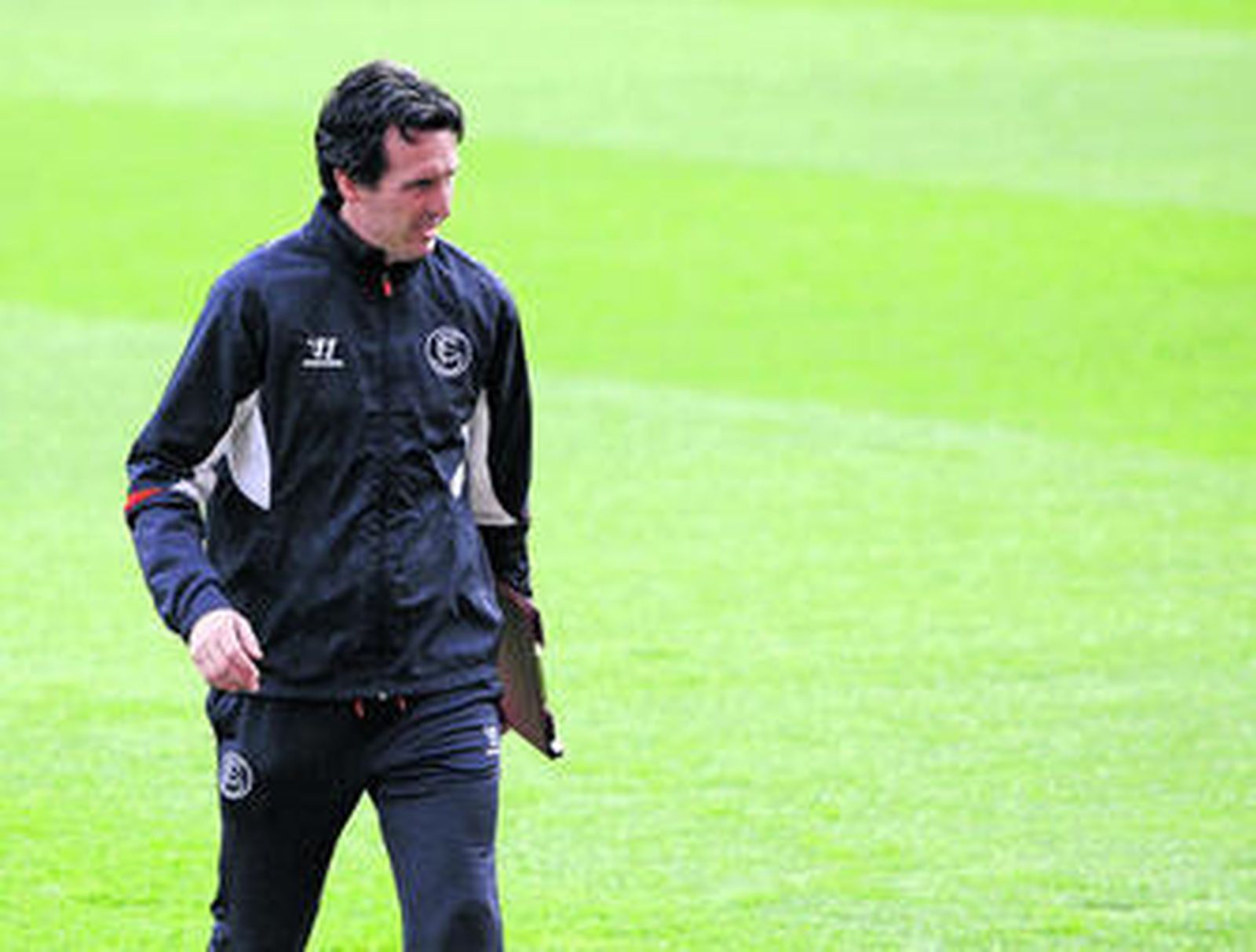 El entrenador del Sevilla, Unai Emery, en pleno trabajo en el Ramón Sánchez-Pizjuán ayer.