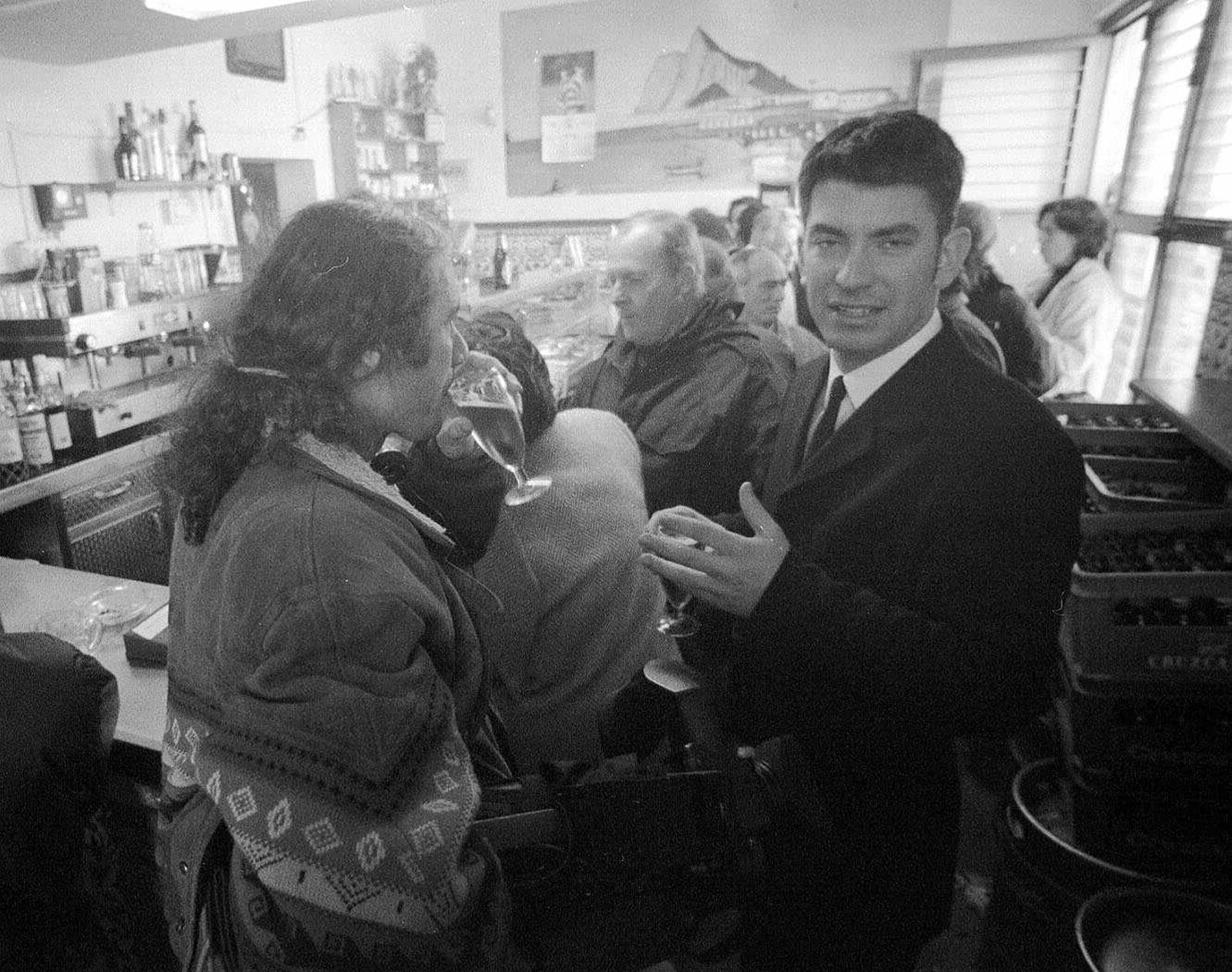 Arturo Valls en un bar de La Línea en 1999, poco después de llegar a 'Caiga quien caiga'