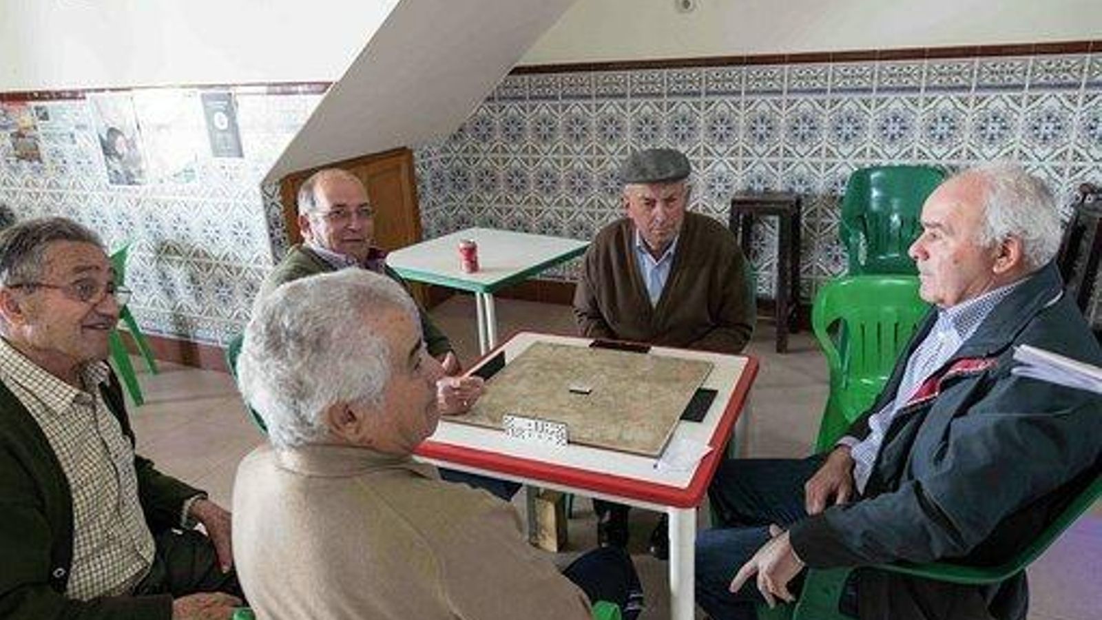 Un grupo de vecinos, cuatro de ellos comparten el nombre del Pepe, opinan sobre la fiesta en el bar Correcto.