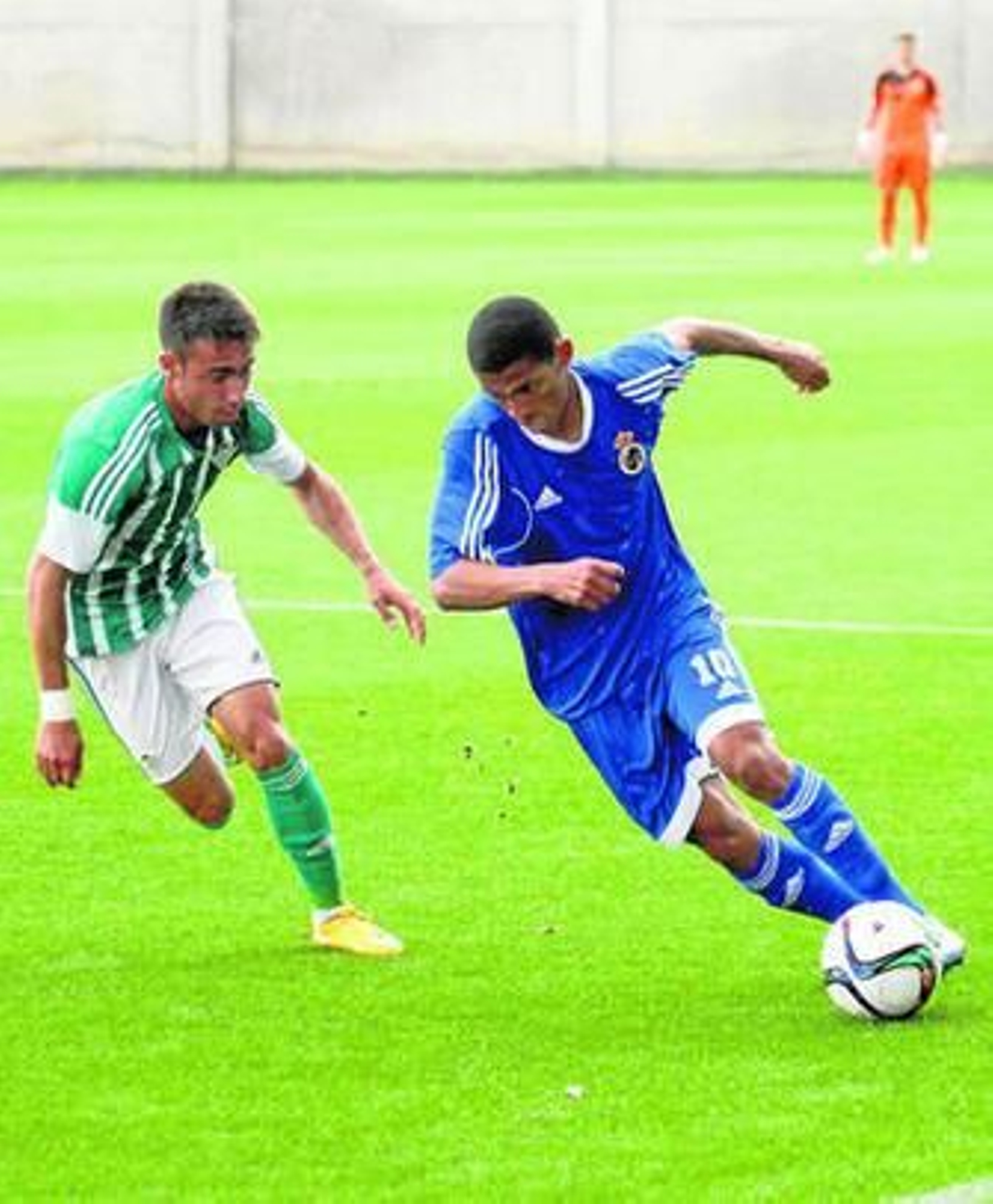 Maurí avanza con el balón, perseguido por un rival, el pasado domingo en la Ciudad Deportiva Luis del Sol.
