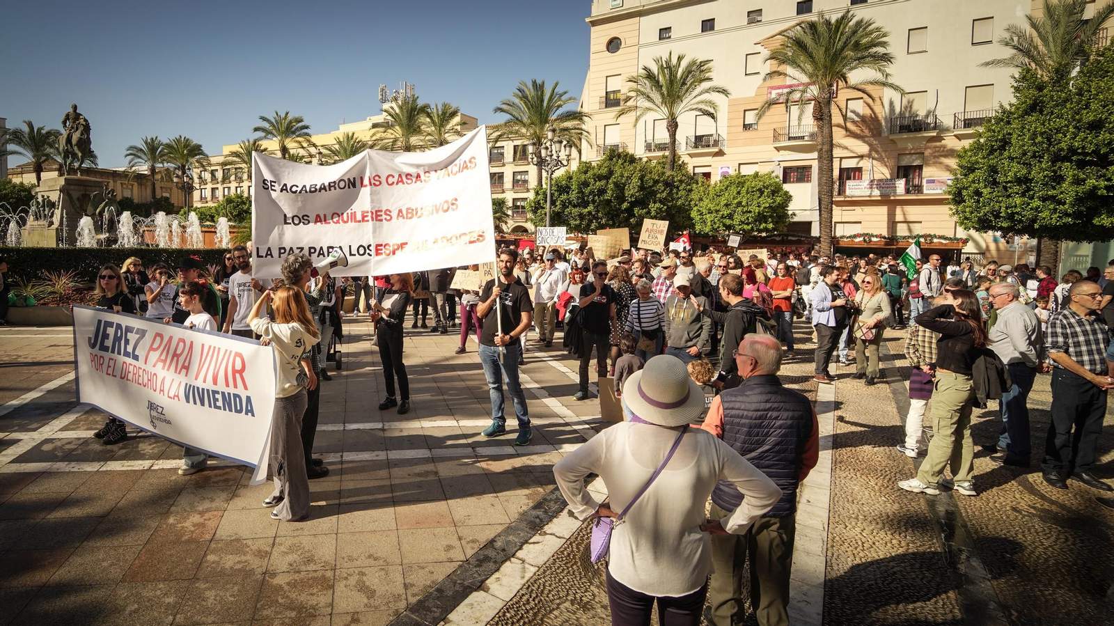 Imágenes de la numerosa participación en la manifestación 'Jerez por la Vivienda'