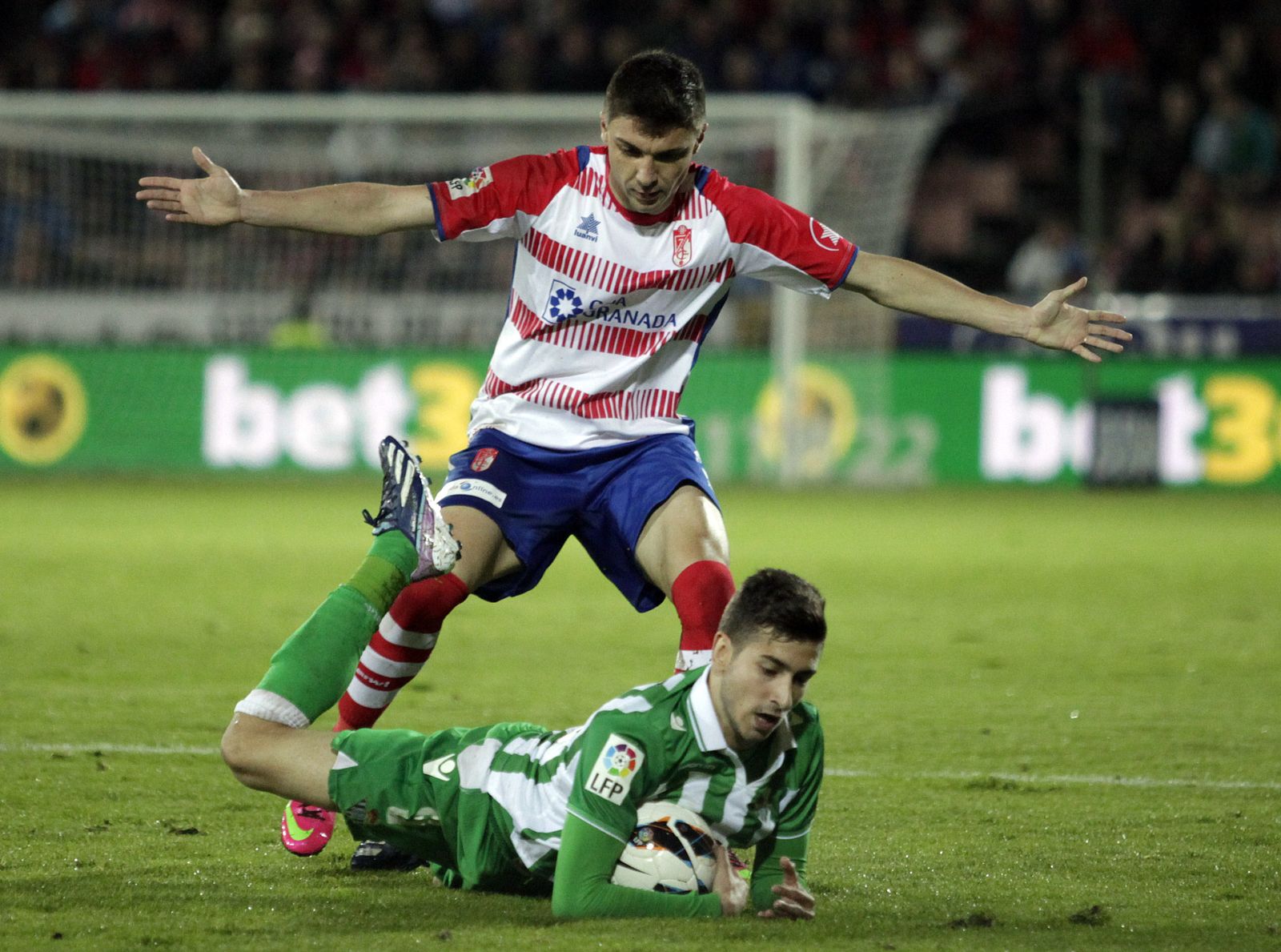El Granada CF, condenado a pagar 200.000 euros a su exjugador Siqueira por su cesión al Benfica