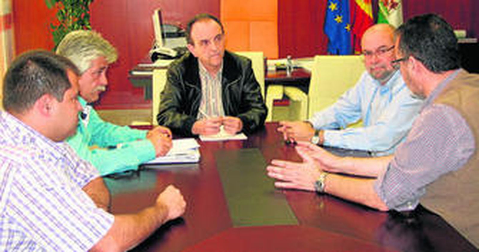 Francisco Artacho y Rafael Rodríguez, en el expositor andaluz durante el certamen Intourmarket, ayer.