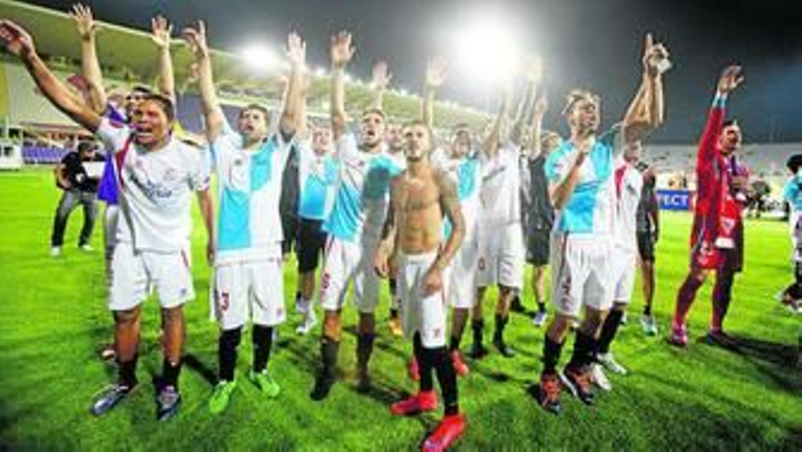 Sergio Rico, en un discreto segundo plano, saluda a la afición junto a sus alborozados compañeros.