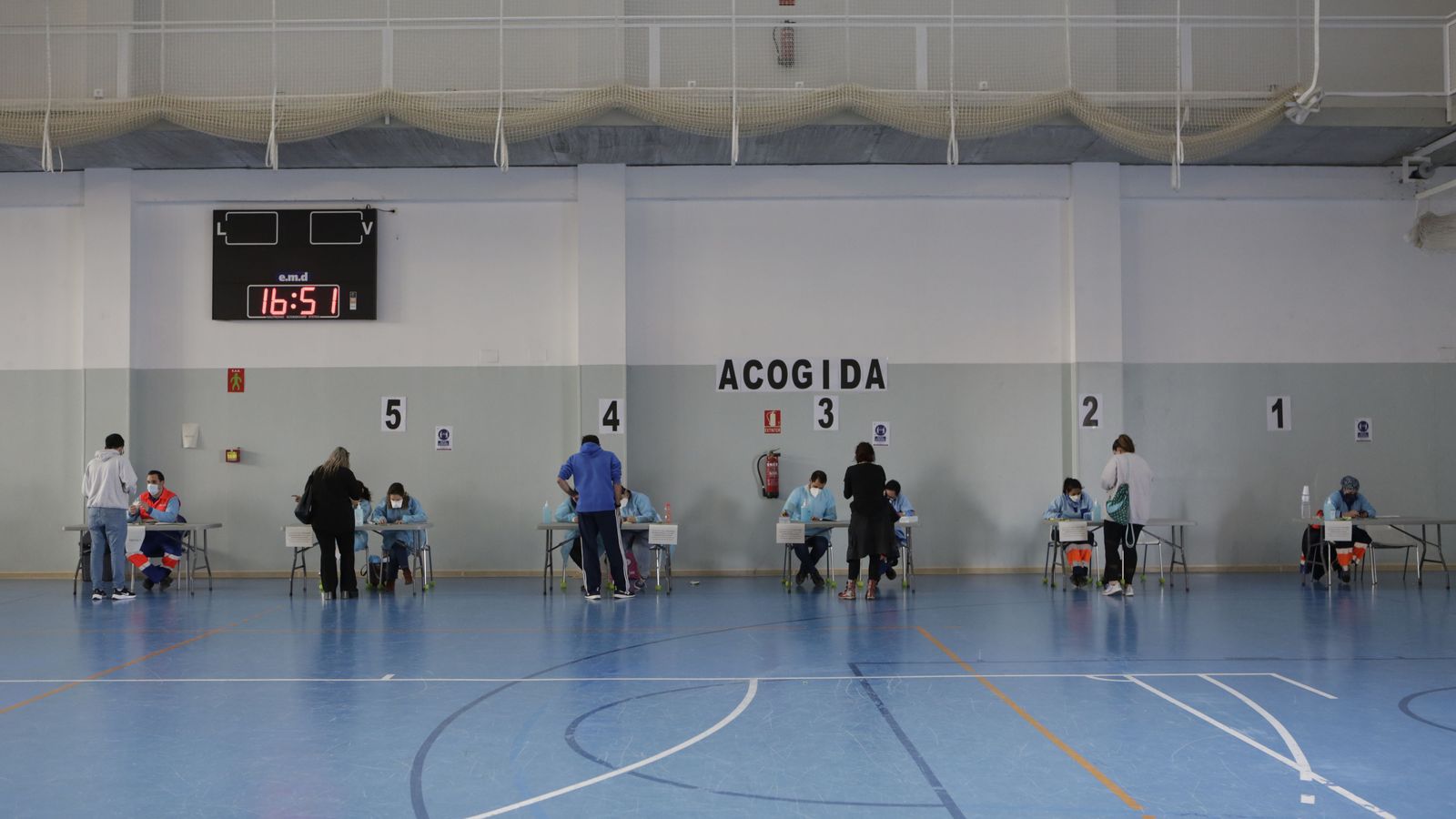 Vacunación de profesores en el pabellón deportivo del SADUS