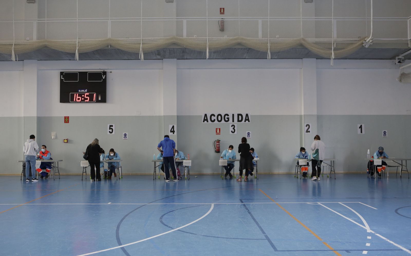 Vacunación de profesores en el pabellón deportivo del SADUS