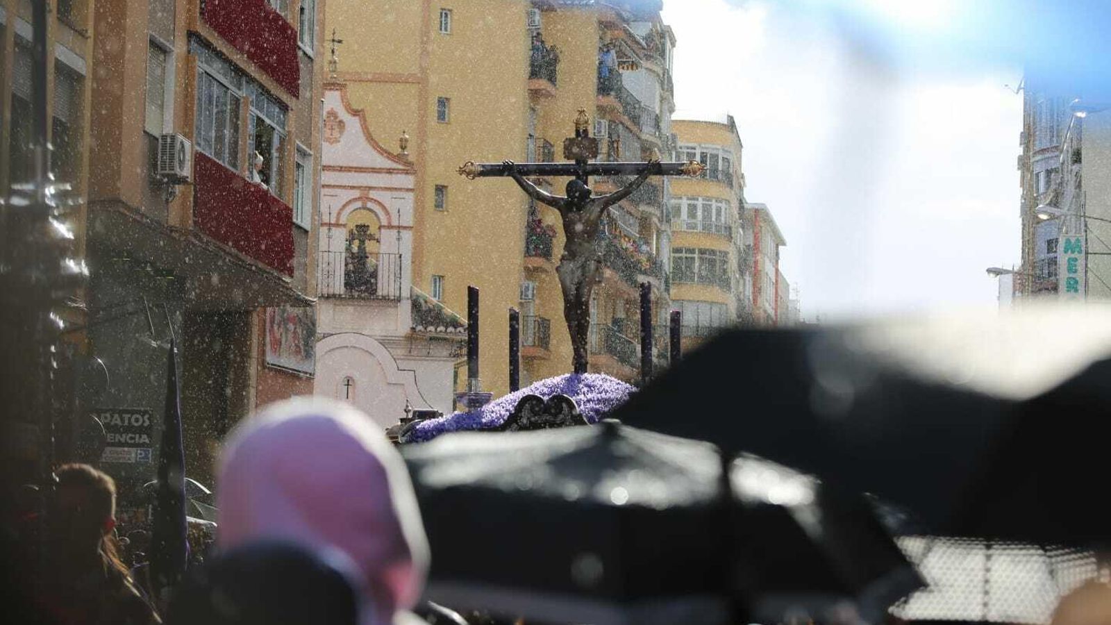 El Cristo de los Milagros tras su salida de Zamarilla, aún con algunas gotas de lluvia.
