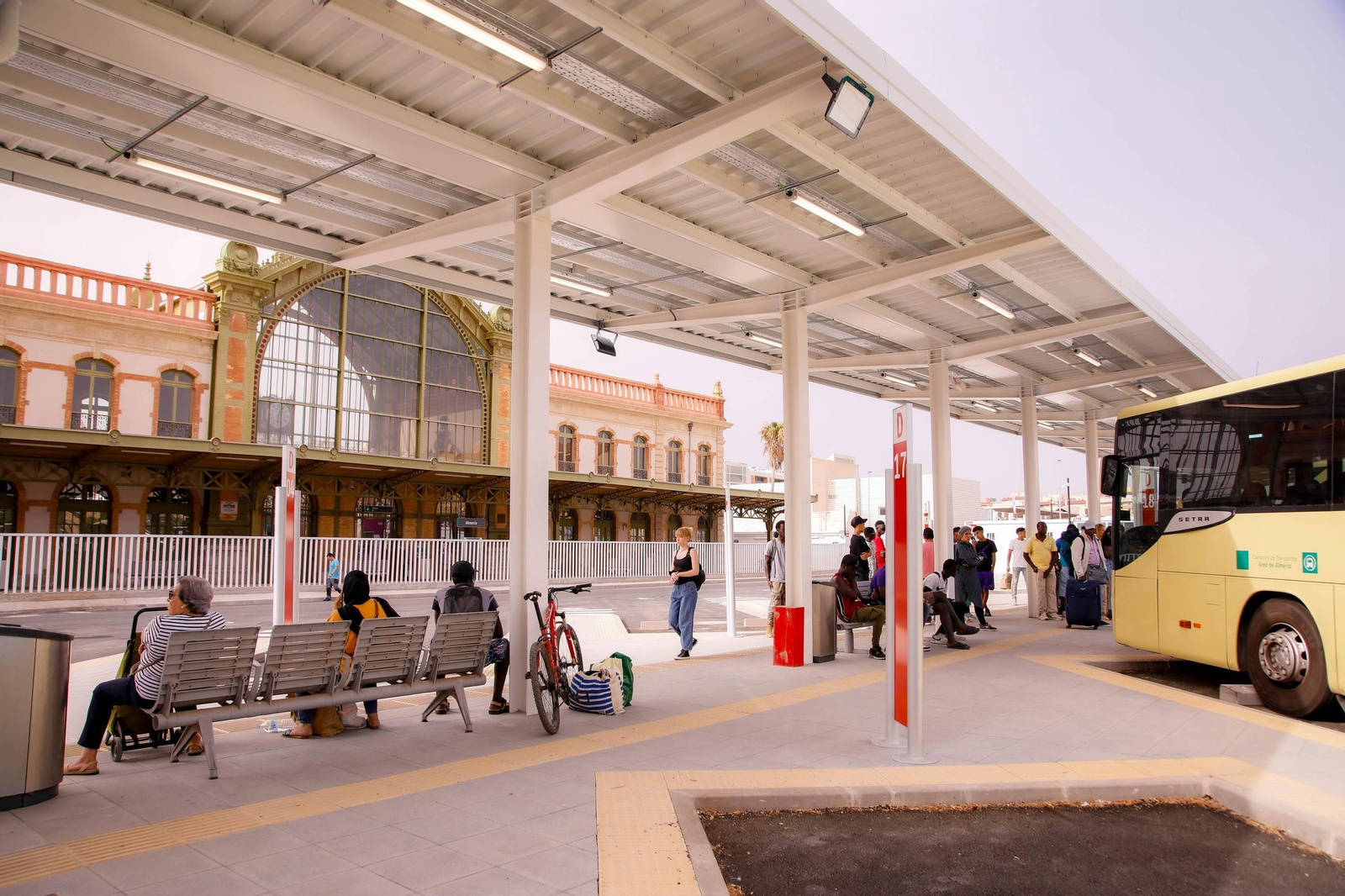 Imágenes del primer día de funcionamiento en la estación de bus en Almería
