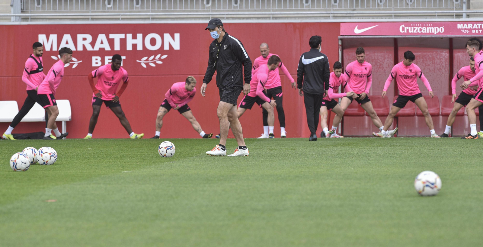 Lopetegui, con su plantilla ejercitándose al fondo.