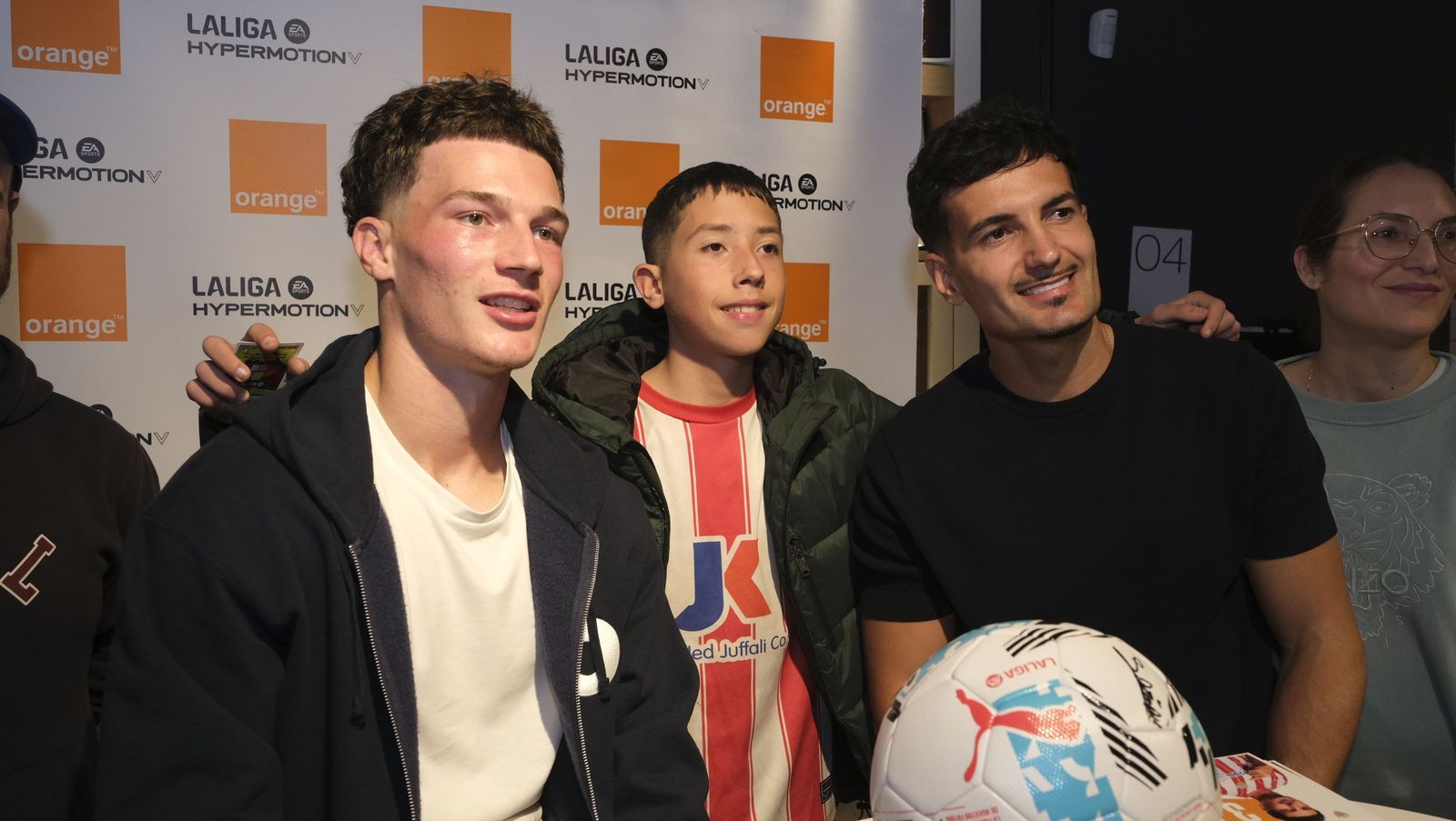 Búscate en las fotos de la firma de los jugadores de la U.D. Almería en la tienda Orange