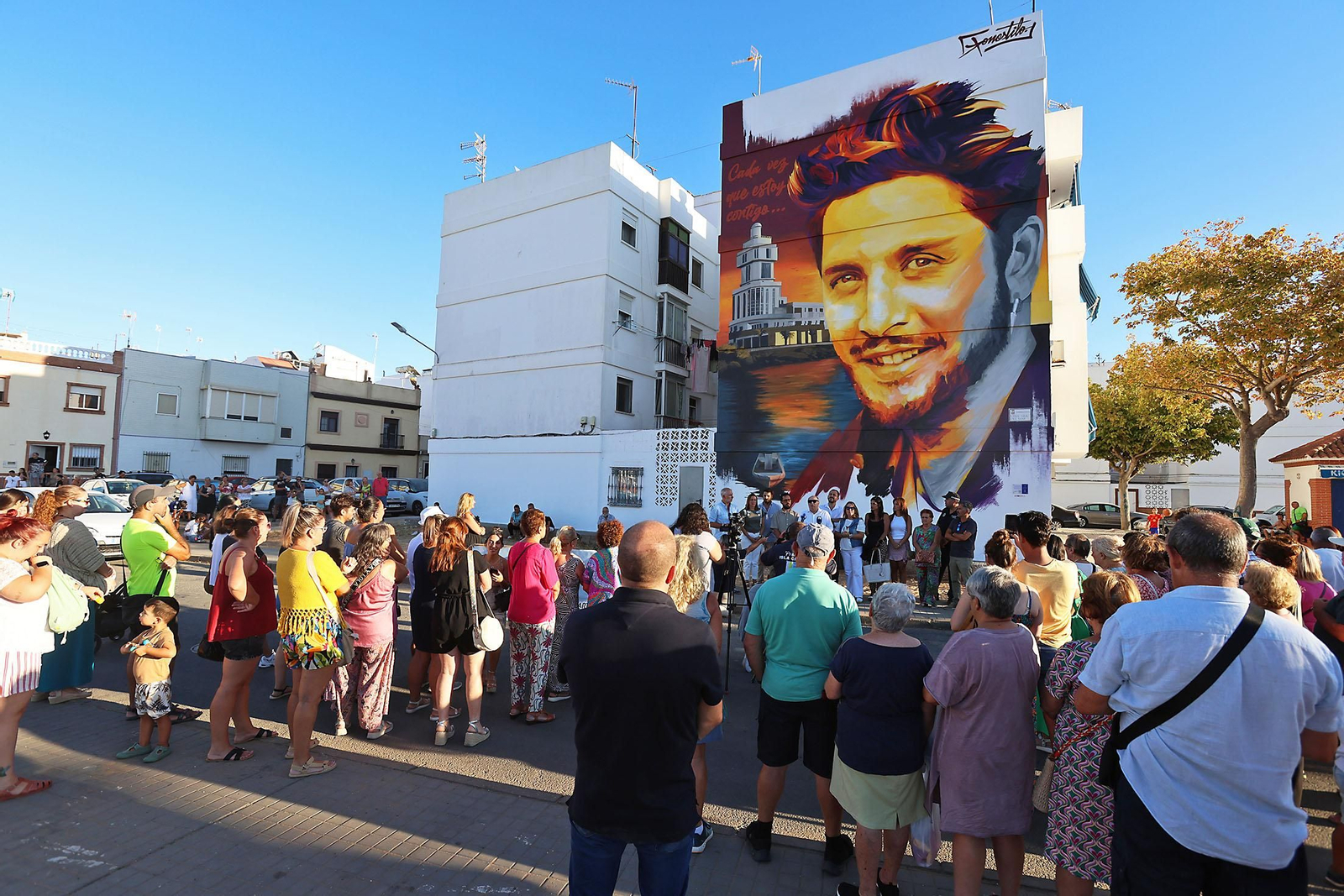 Imágenes de la inauguración del mural homenaje a Manuel Carrasco en Isla Cristina