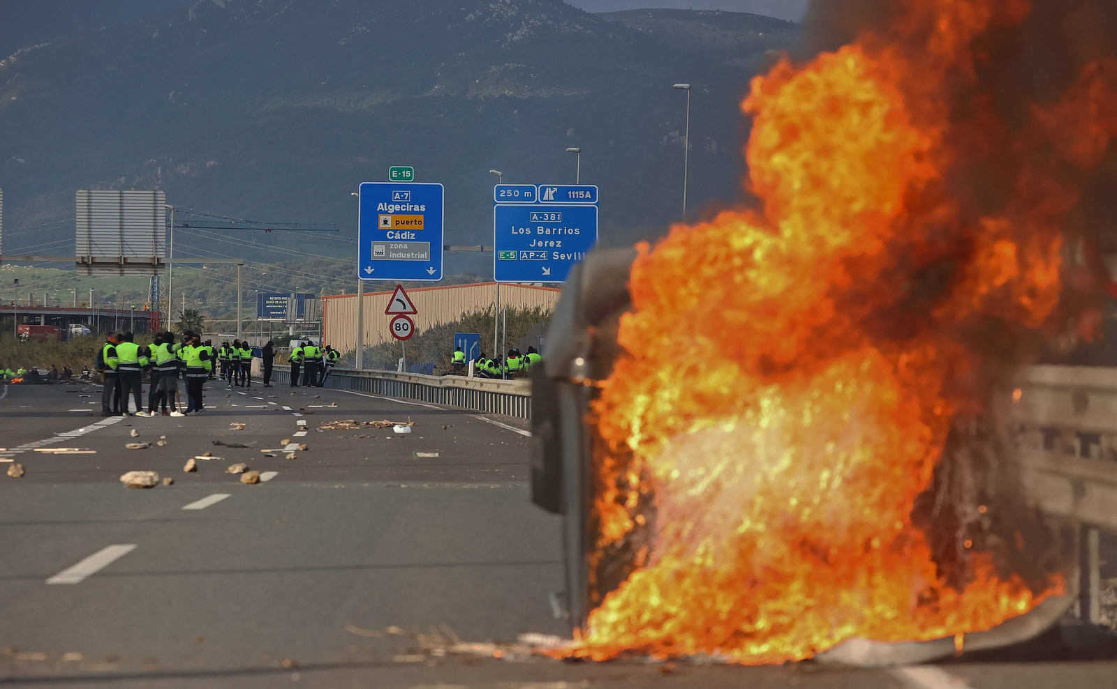 Imágenes del corte de la A7 por los huelguistas de Acerinox tras las negociaciones en el Consejo Andaluz de Relaciones Laborales