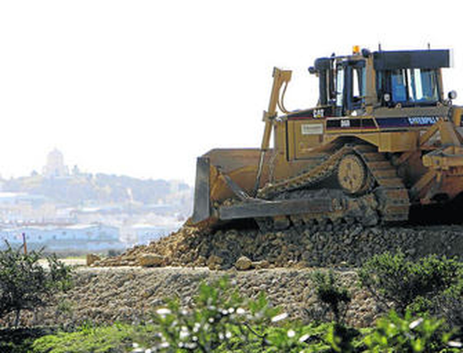 Maquinaria en las obras de conexión del tranvía entre Chiclana y San Fernando.