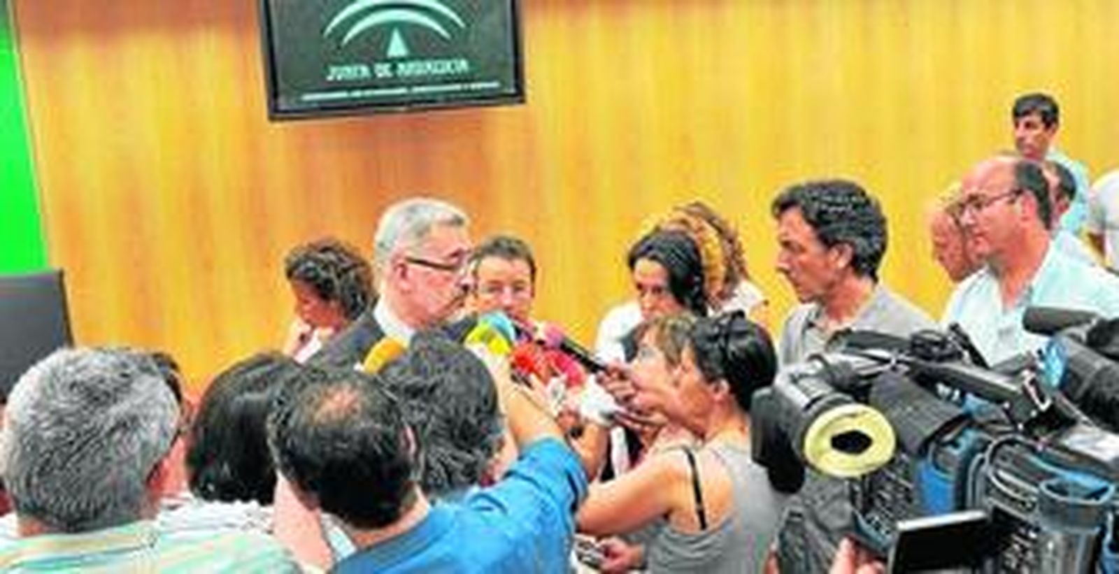 Antonio Ávila responde a las preguntas de los periodistas en una comparecencia convocada a la hora de conocerse el futuro de Cajasur.