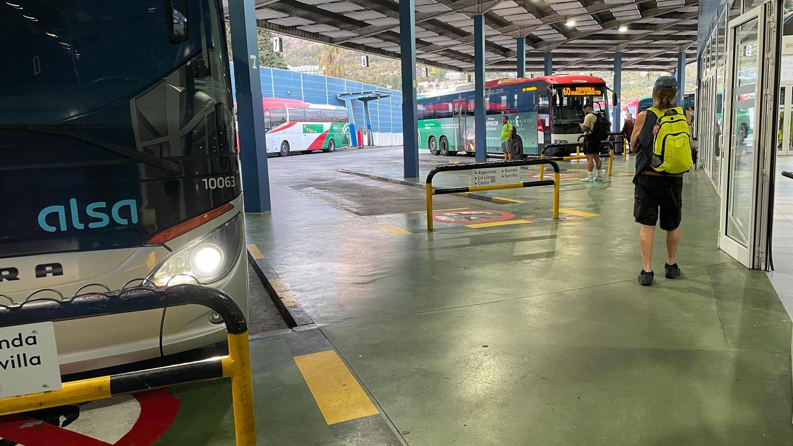 Pasan las 20:00 y el bus aún no ha llegado a la estación de Marbella.