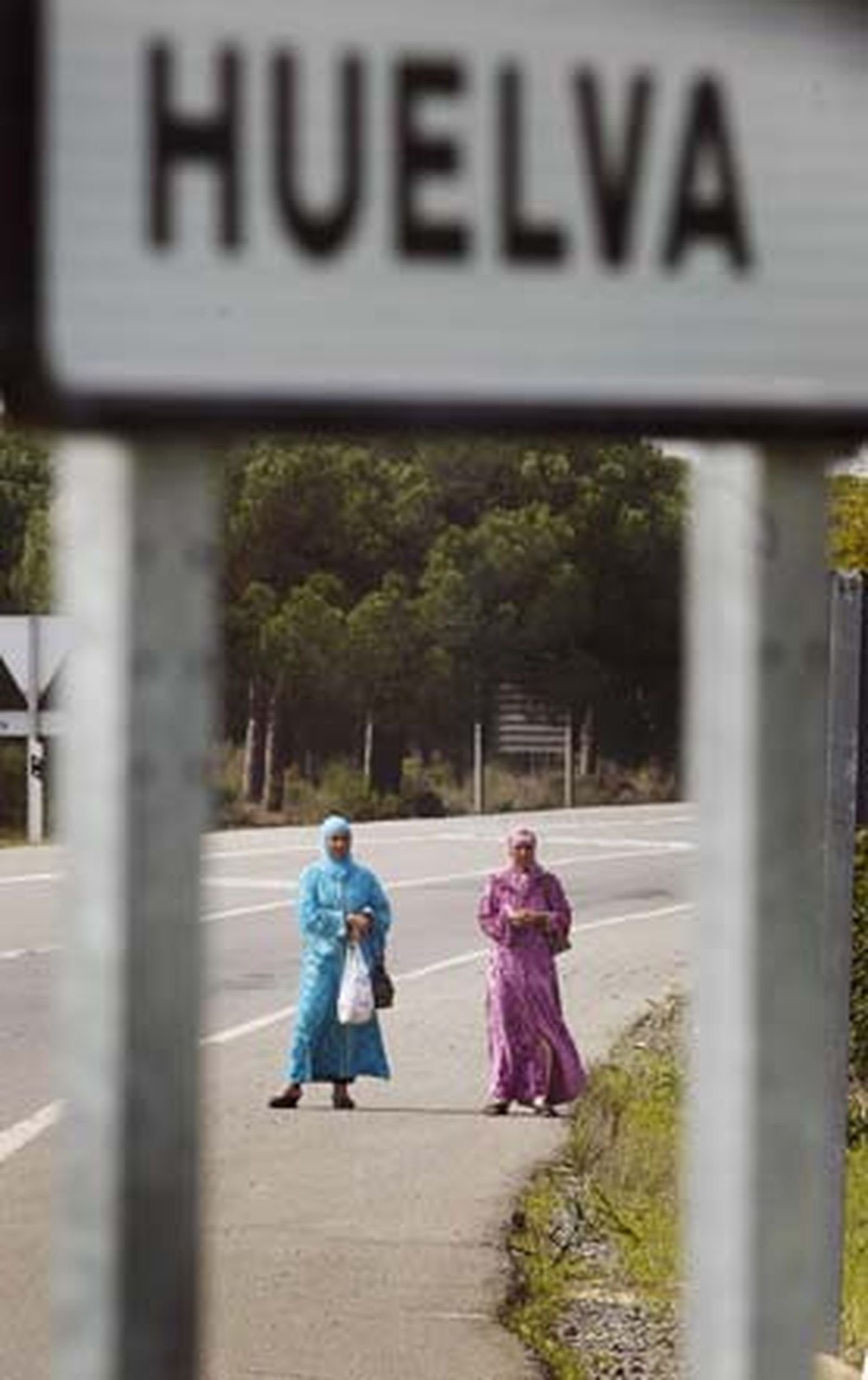Entre Mazagón y Palos se extiende un mar blanco que oculta los campos de fresa, que oculta el lugar de ninguna parte de los africanos derrotados

Foto: Fito Carreto
