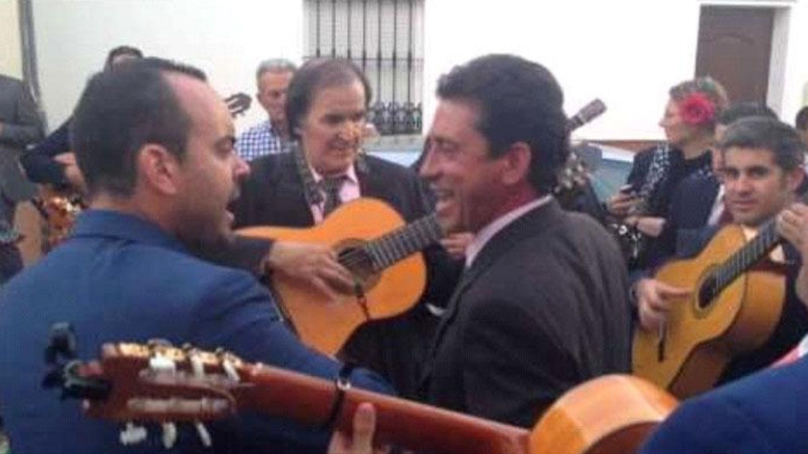 De izquierda a derecha, Pedro Juan Macías, Silvestre Morón y Antonio Rastrojo en las Cruces de Mayo de Alosno. De izquierda a derecha, Pedro Juan Macías, Silvestre Morón y Antonio Rastrojo en las Cruces de Mayo de Alosno.