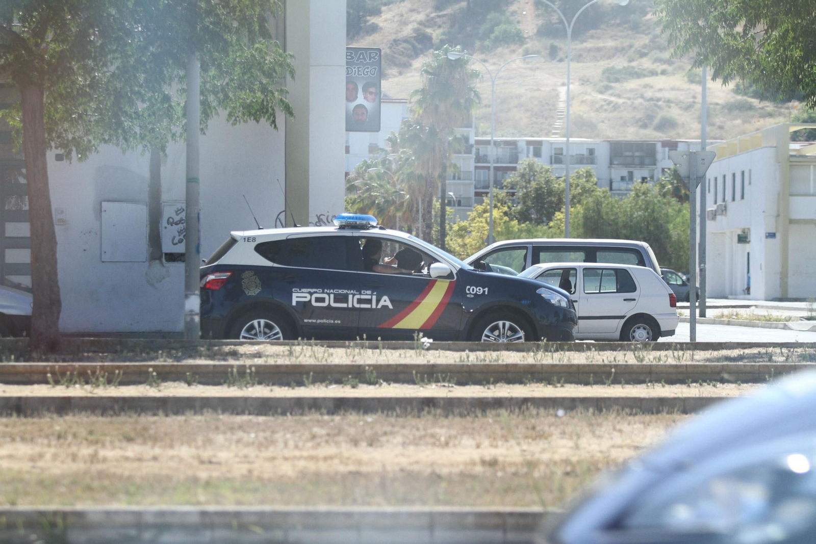 1, 2 y 3. Vehículos zeta y un furgón de la Brigada de Seguridad Ciudadana de la Policía Nacional patrullando en la mañana de ayer por las calles de la barriada de Marismas del Odiel, donde se han producido los últimos incidentes violentos. 1, 2 y 3. Vehículos zeta y un furgón de la Brigada de Seguridad Ciudadana de la Policía Nacional patrullando en la mañana de ayer por las calles de la barriada de Marismas del Odiel, donde se han producido los últimos incidentes violentos.