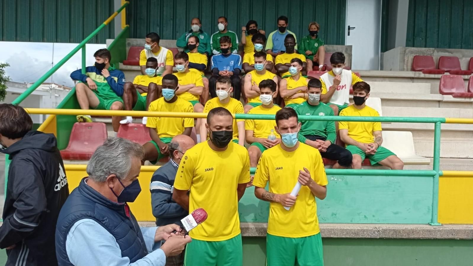 Dani Ekedo y Adrí Domínguez se disponen a leer el comunicado ante los medios.