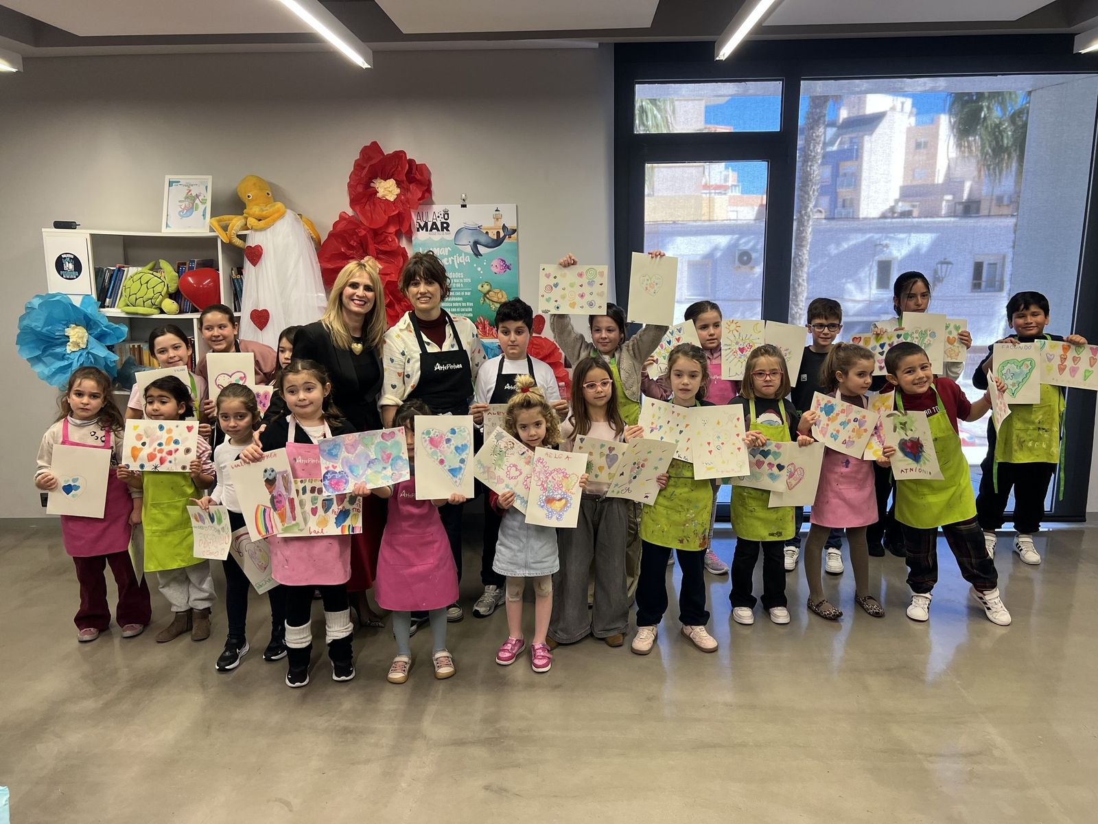 El Aula del Mar celebra la creatividad y el amor con un taller de pintura, que completó todas las plazas.
