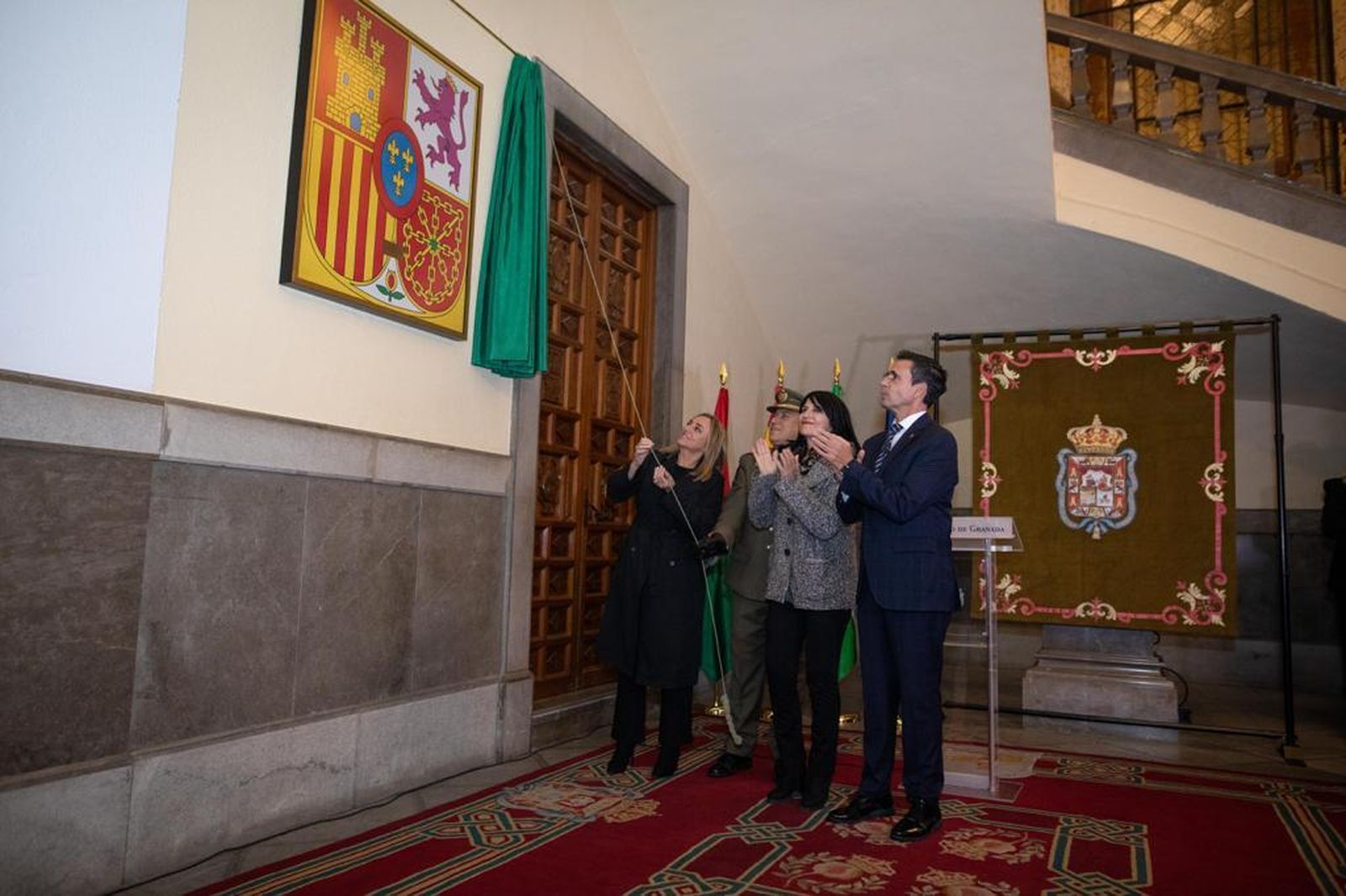 El Ayuntamiento de Granada luce la bandera de España entregada a la ciudad tras el desfile del Día de las Fuerzas Armadas