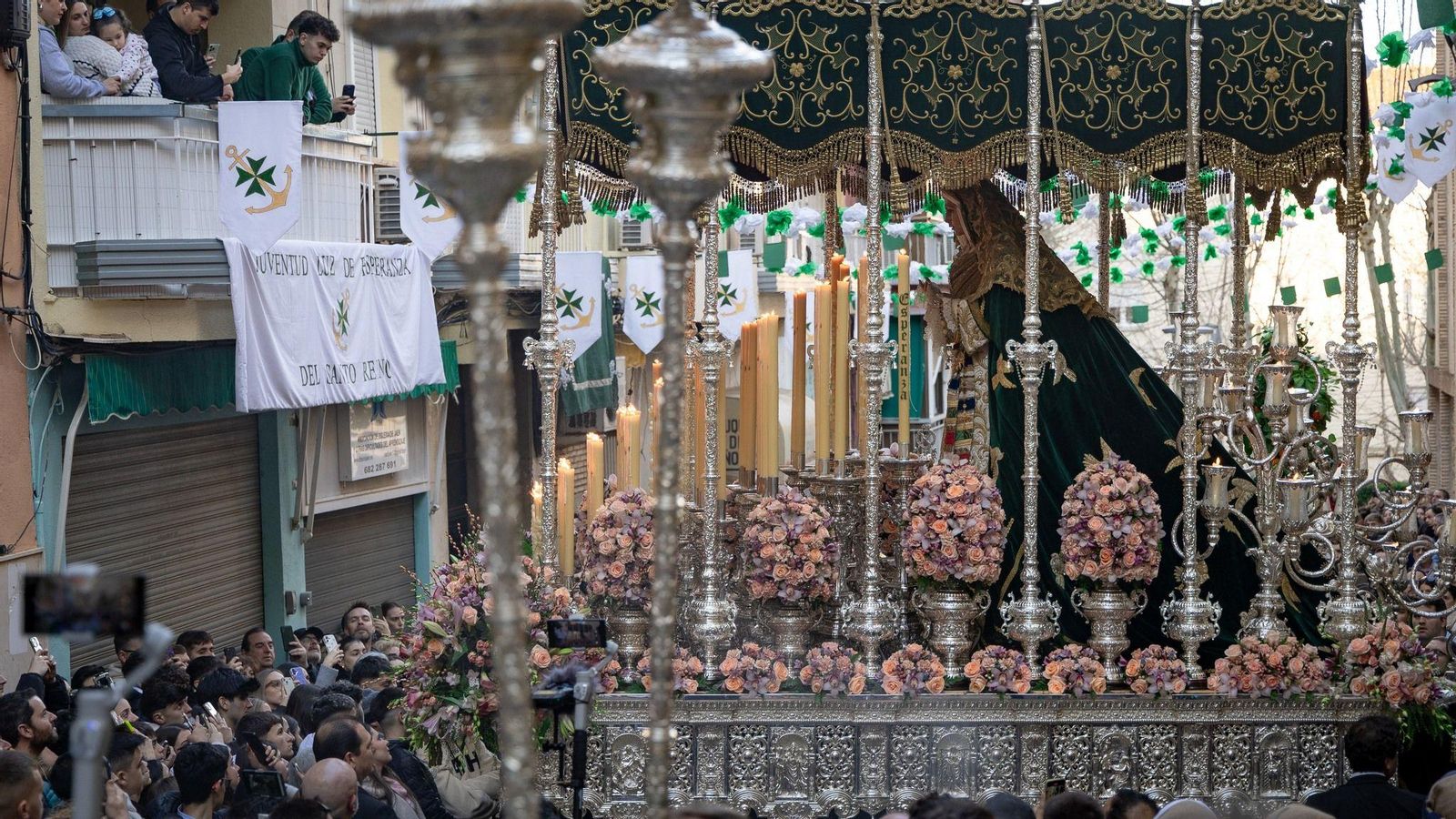 Salida de la Virgen de la Esperanza desde la parroquia de Cristo Rey.
