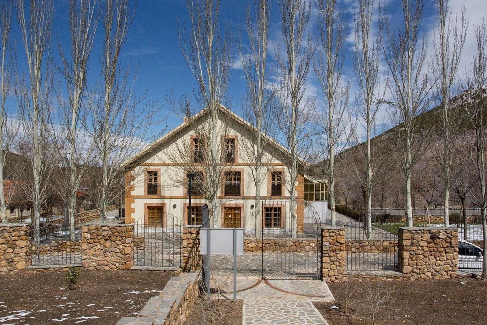 Antiguas oficinas de la compañía minera en Las Menas de Serón.