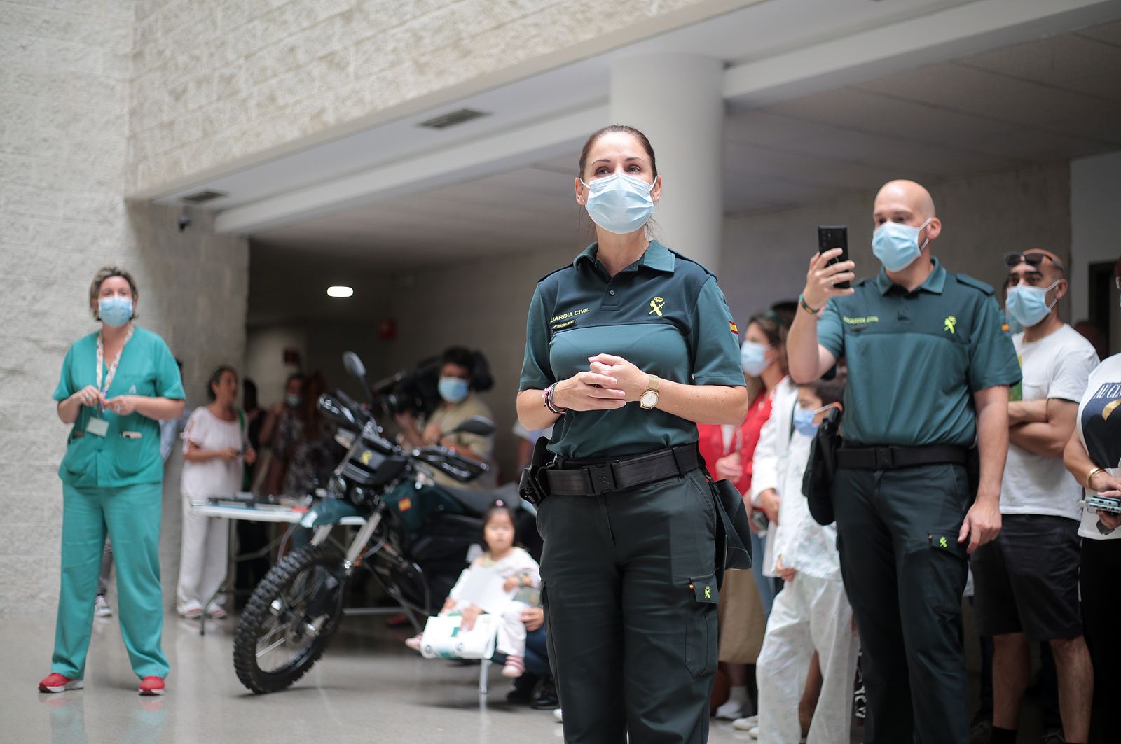 Imágenes de la exhibición de la Guardia Civil en el Hospital Juan Ramón Jiménez con motivo del 35 aniversario de la incorporación de la mujer
