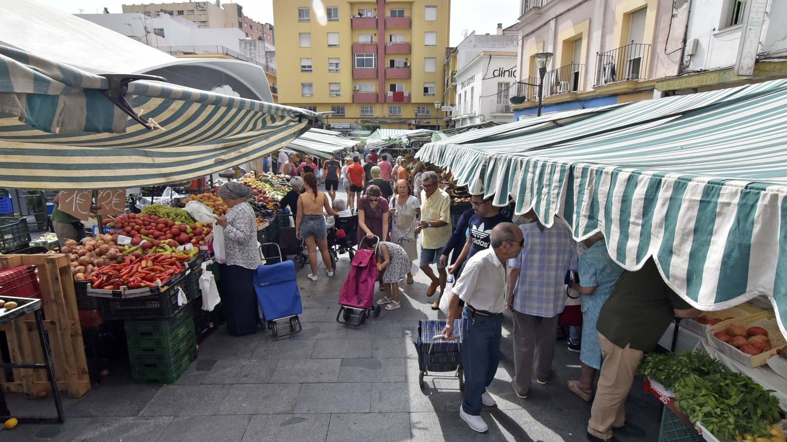 Compradores en exterior del mercado Ingeniero Torroja.