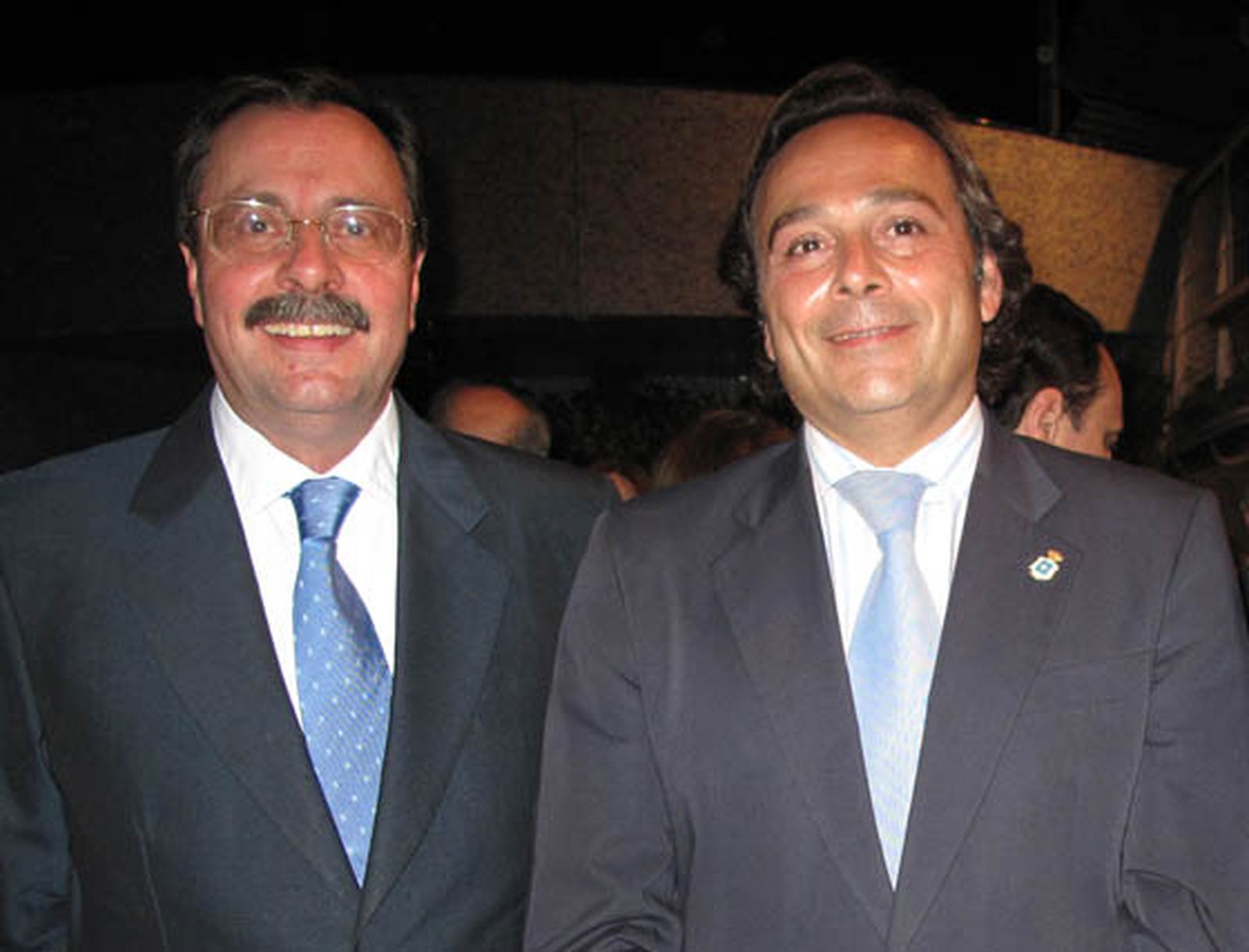 El presidente del Colegio de Dentistas de Sevilla y de la Unión Profesional Sanitaria, Luis Cáceres Márquez, y Fran Herrera, vicepresidente del Colegio de Veterinarios de Sevilla.

Foto: Victoria Ramírez