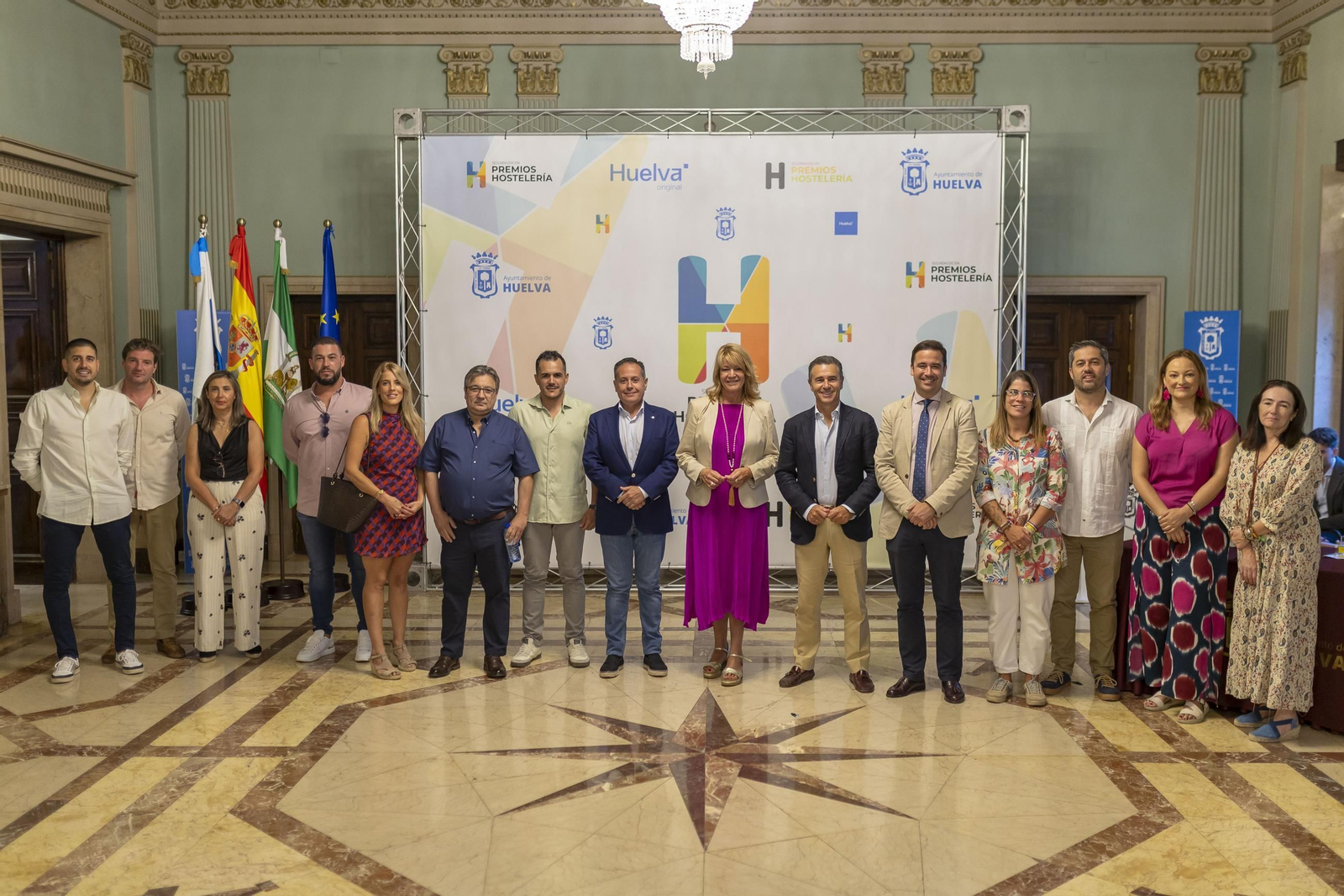 Foto de familia de parte del equipo municipal con los hosteleros premiados.