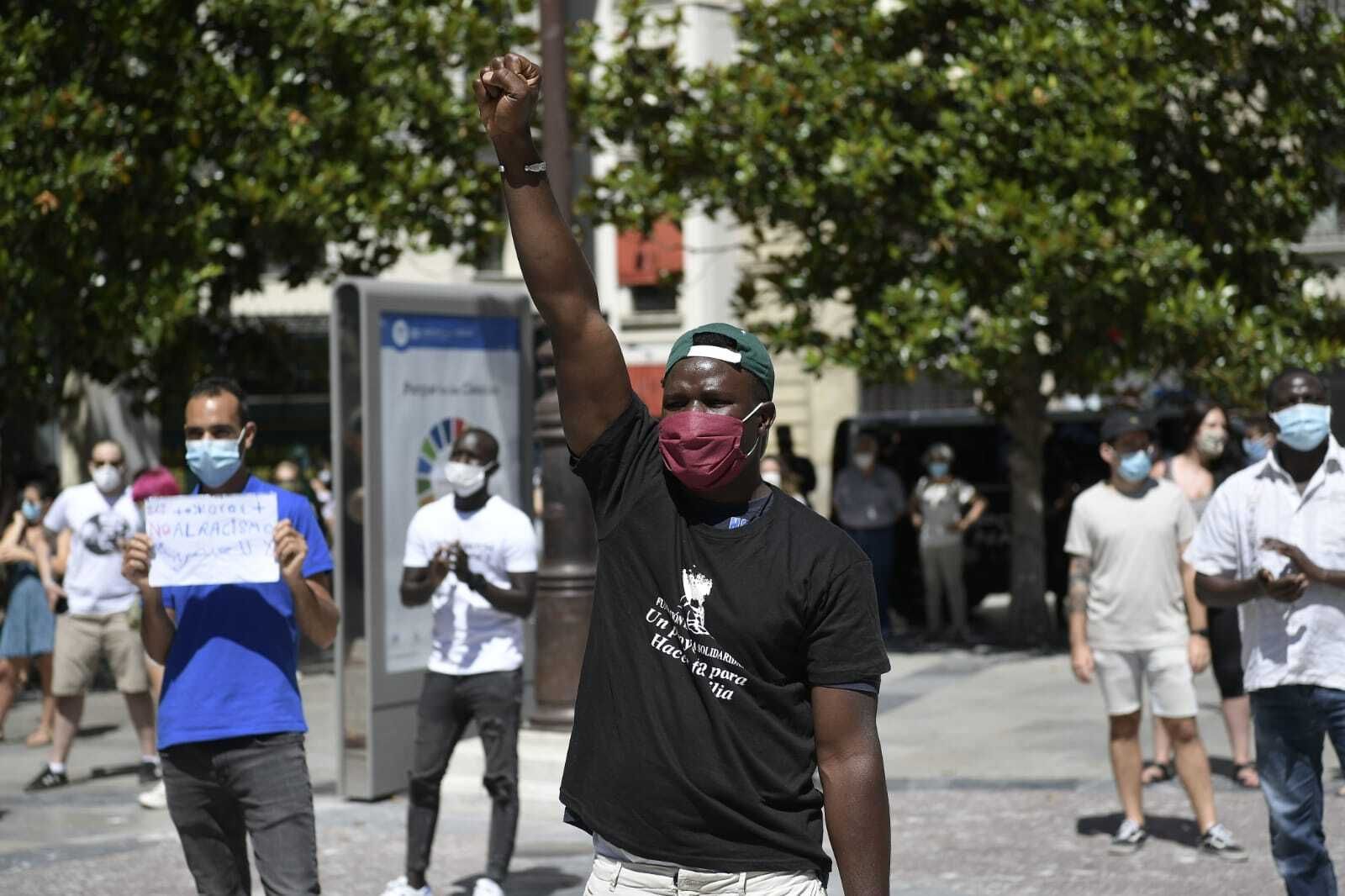 "Ningún ser humano en ilegal": fotos de la manifestación contra el racismo en Granada