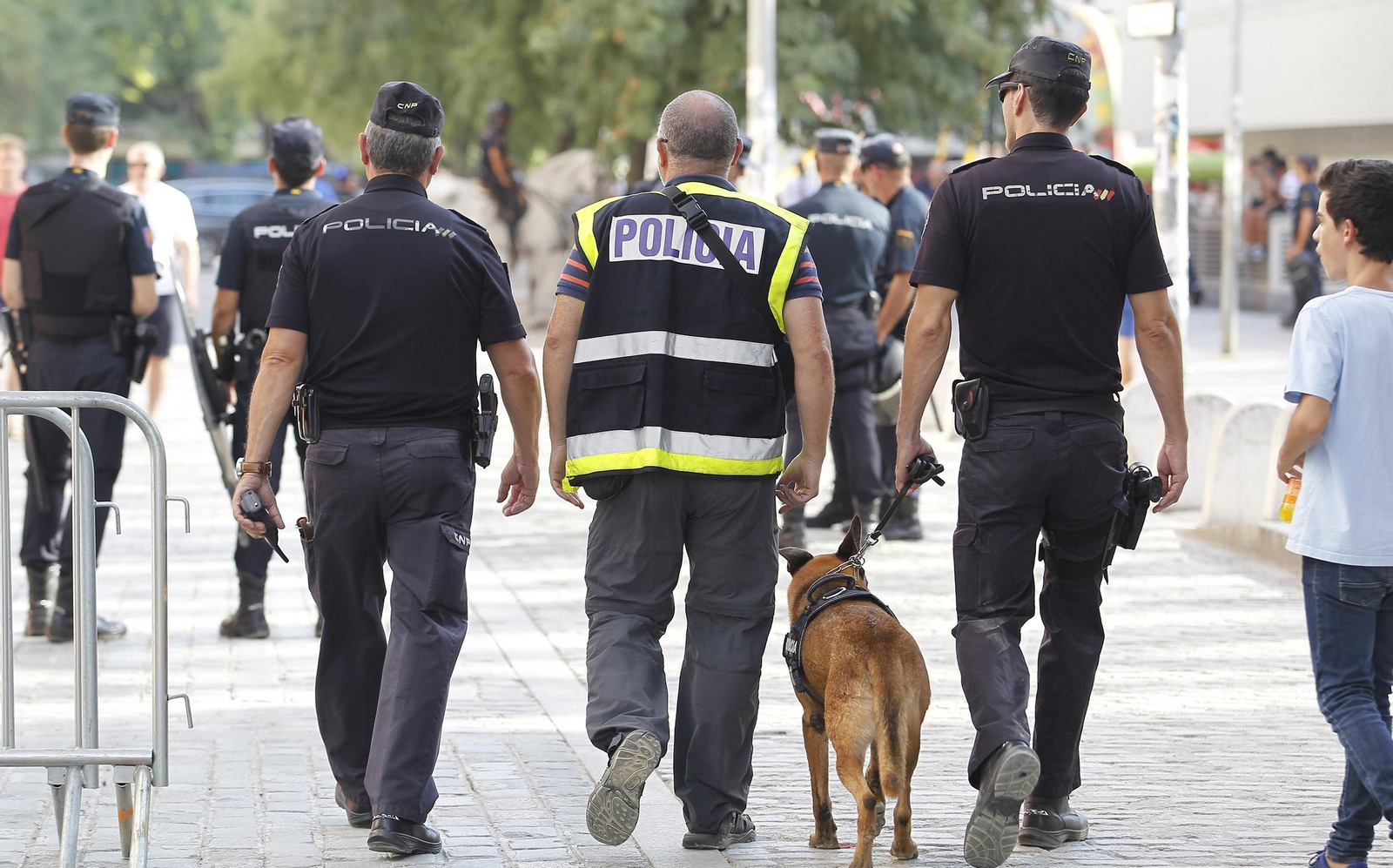 Agentes de Policía Nacional en los alrededores del Sánchez-Pizjuán.