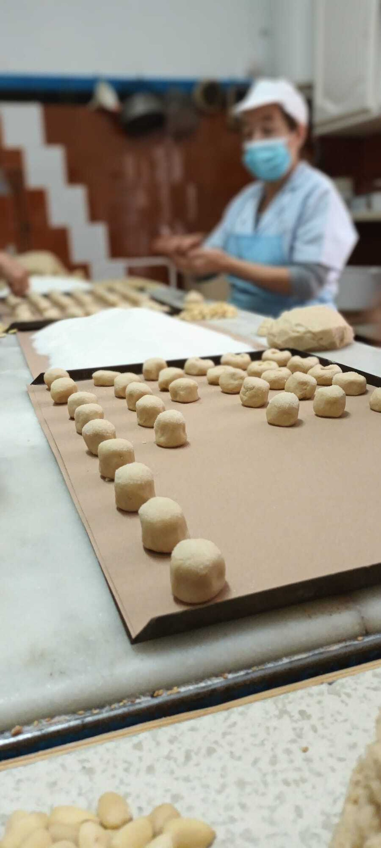 Una empleado durante la elaboración de mantecados.