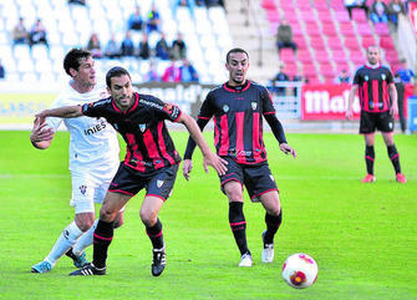 Rafa Clavero e Ismael tratan de frenar el avance del albaceteño Calle en el último partido de Liga.