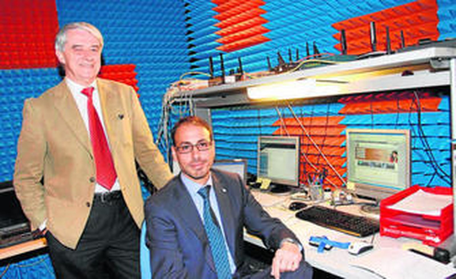 Luis Fernando Martínez, director general de AT4 Wireless, y Fernando Hardasmal, subdirector, posan en un laboratorio de la empresa.