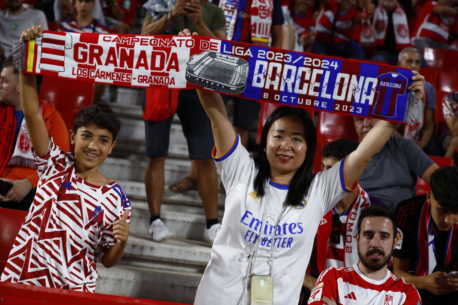 Encuéntrate en la grada en el Granada CF - FC Barcelona
