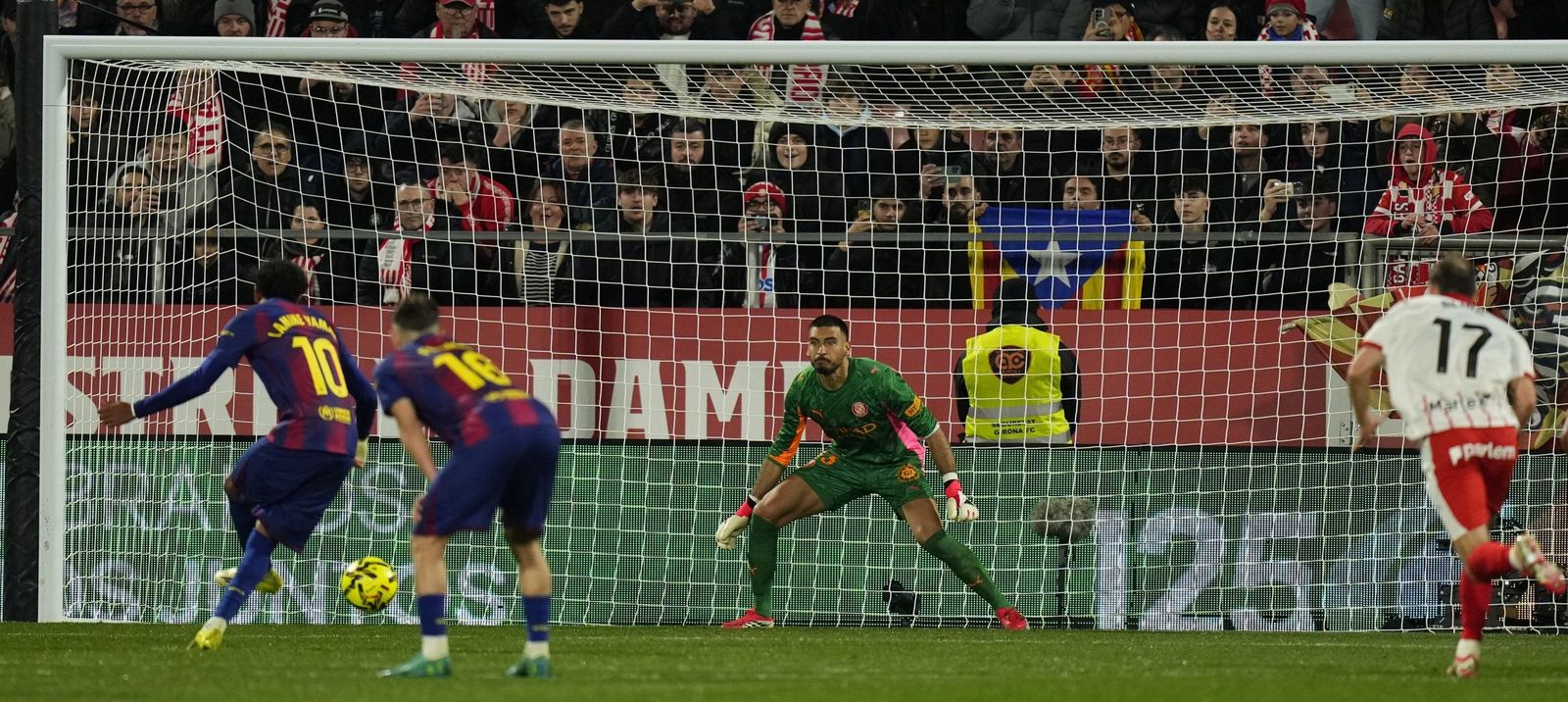 Lamine Yamal falla un penalti justo antes del final de la primera mitad.