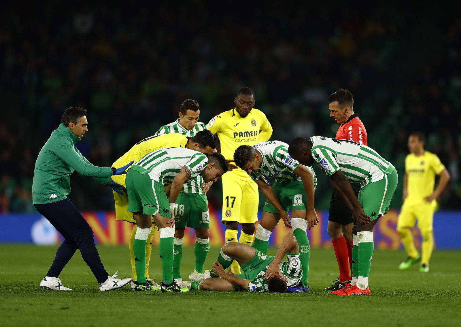 Canales se queja sobre el césped del tobillo derecho.