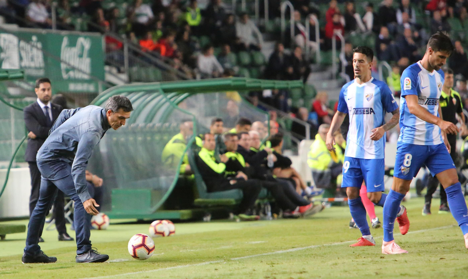 Muñiz recoge un balón del suelo